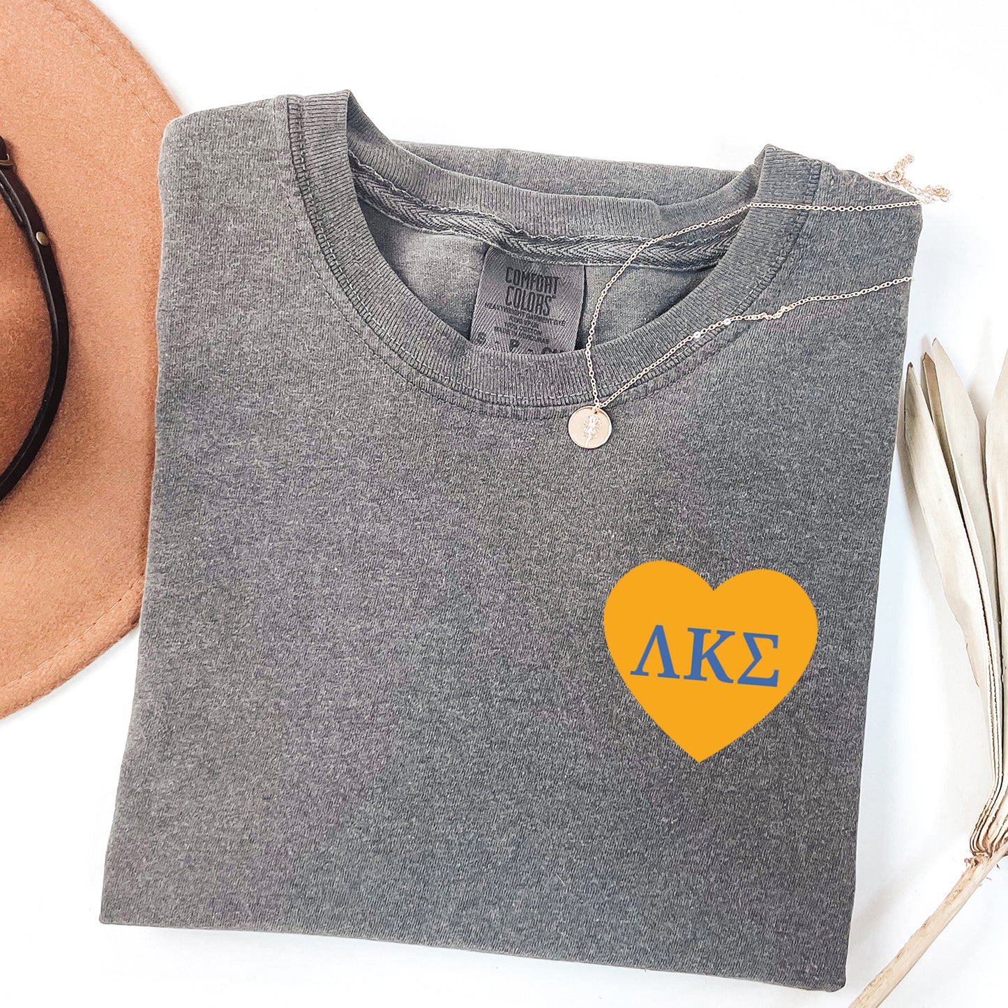 a hat, sunglasses, and a t - shirt with the letters ake on