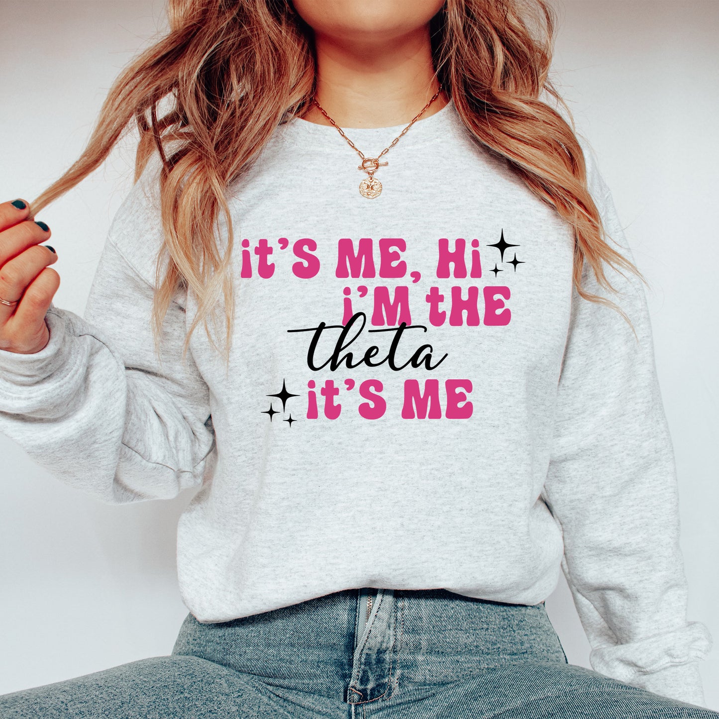 a woman wearing a sweatshirt that says it's me, i'm the