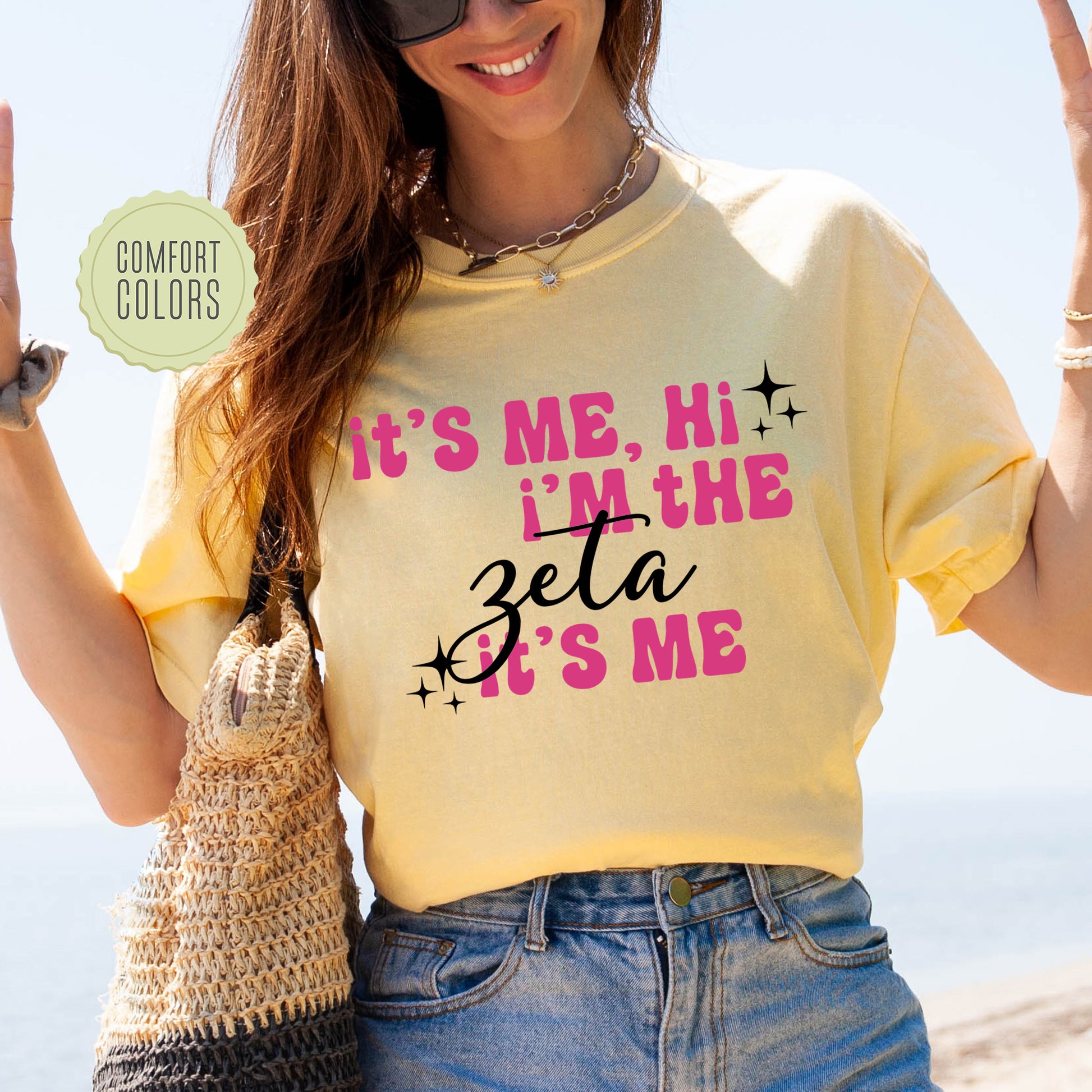 a woman wearing a t - shirt that says it's me, i '