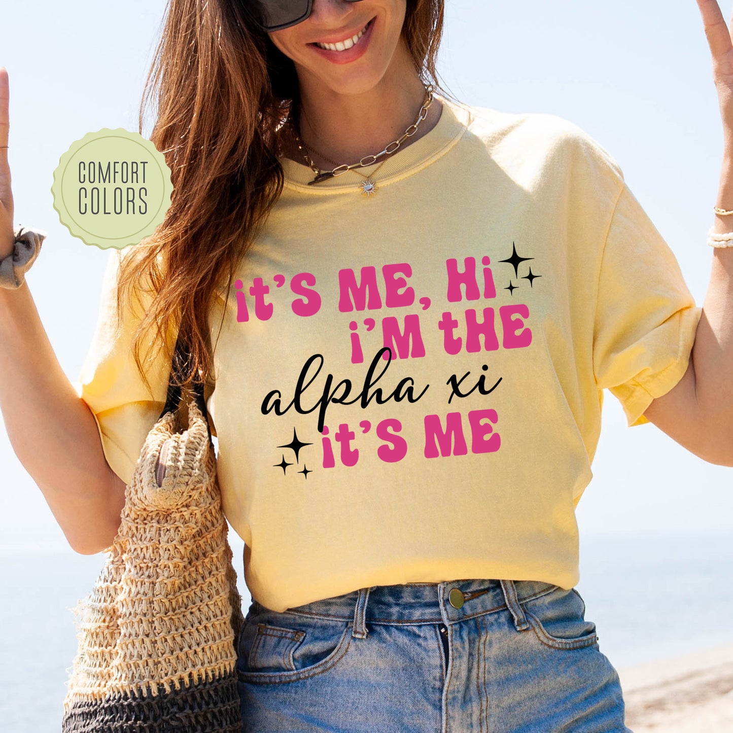 a woman wearing a t - shirt that says it's me, i '