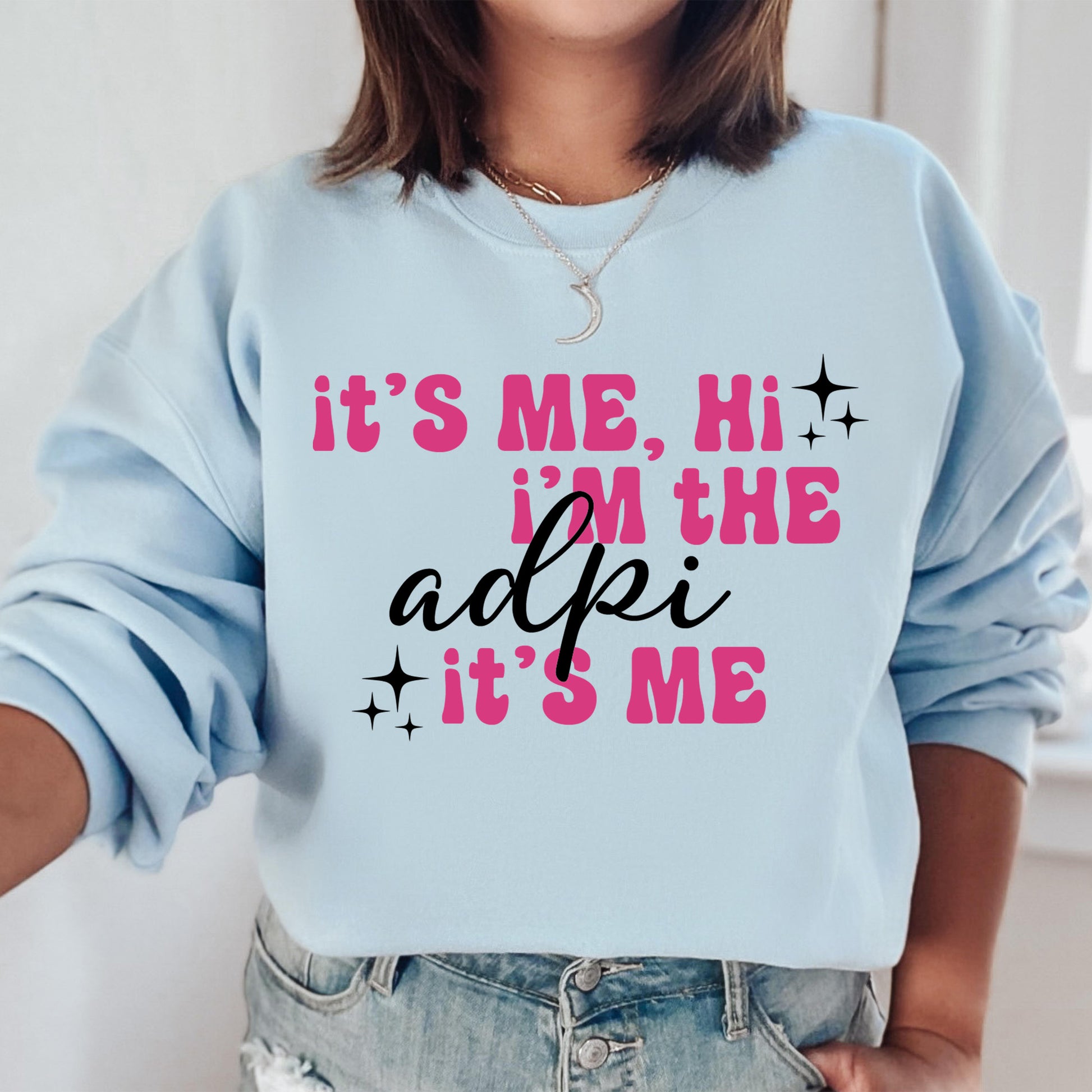 a woman wearing a sweatshirt that says it's me, he'm the