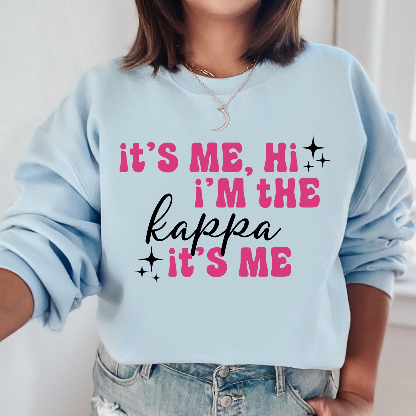 a woman wearing a sweatshirt that says it's me, i'm the