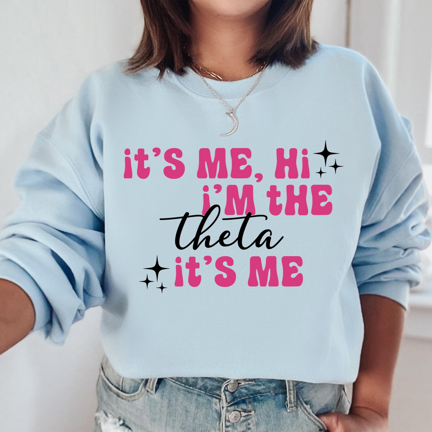 a woman wearing a sweatshirt that says it's me, i'm the