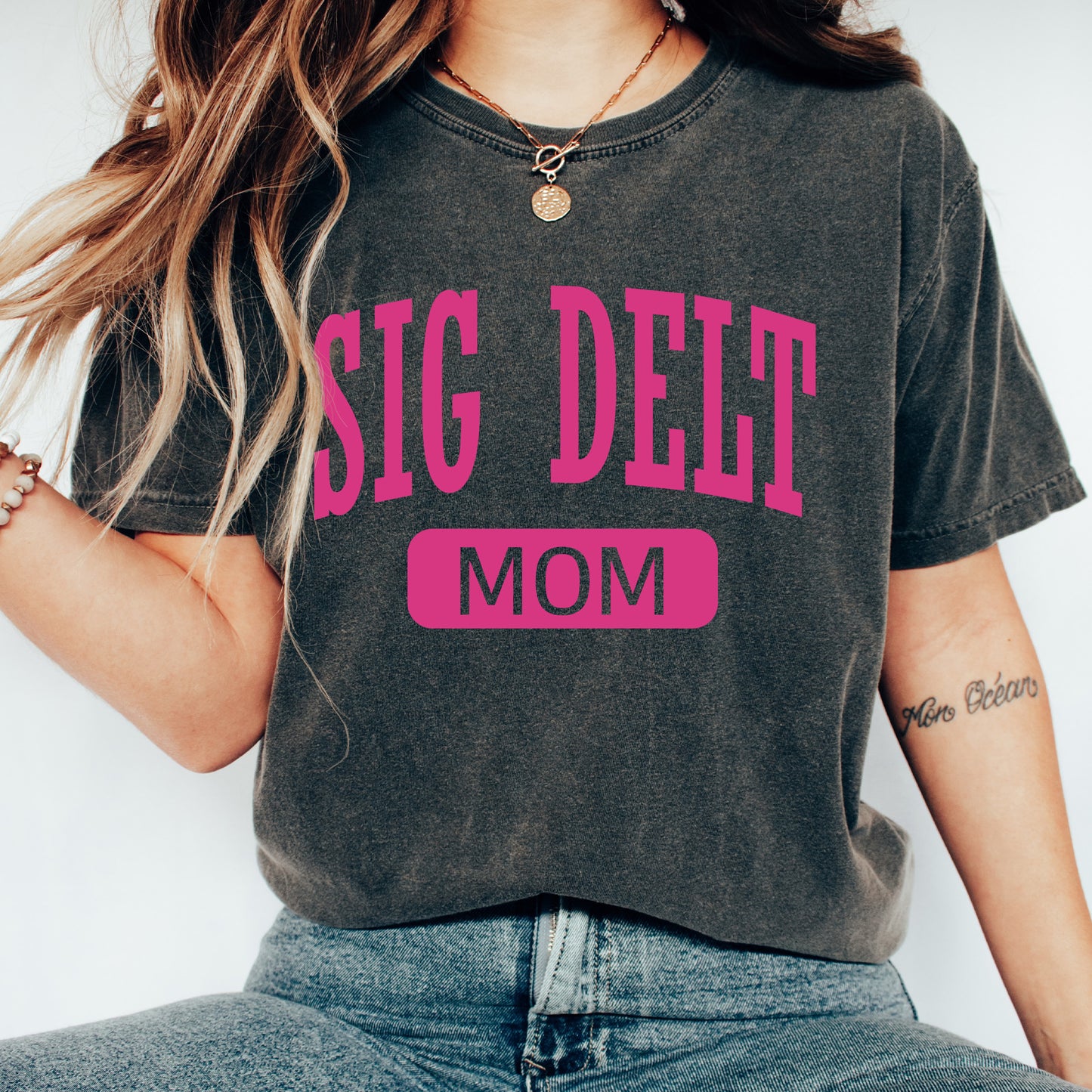 a woman wearing a shirt that says, sig diet mom