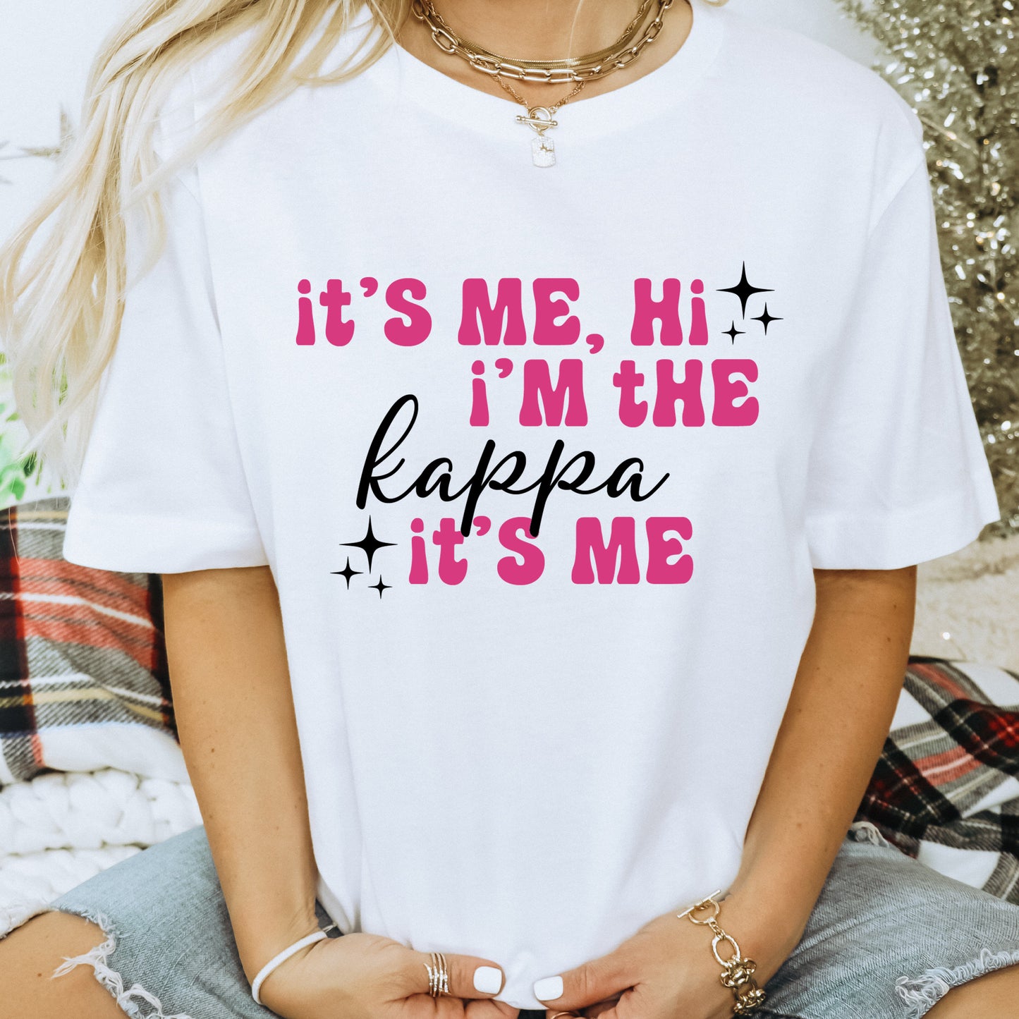 a woman wearing a t - shirt that says it's me, i '
