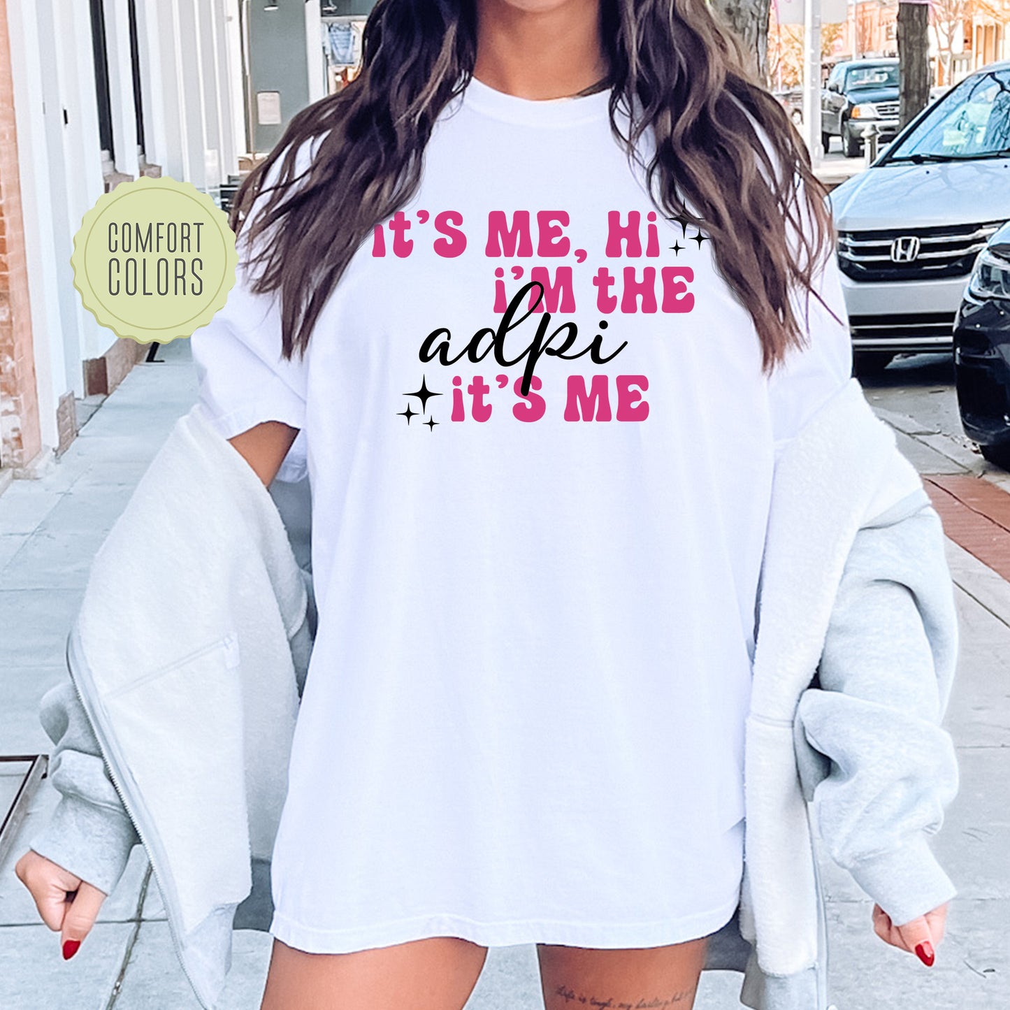 a woman wearing a t - shirt that says it's me, i '