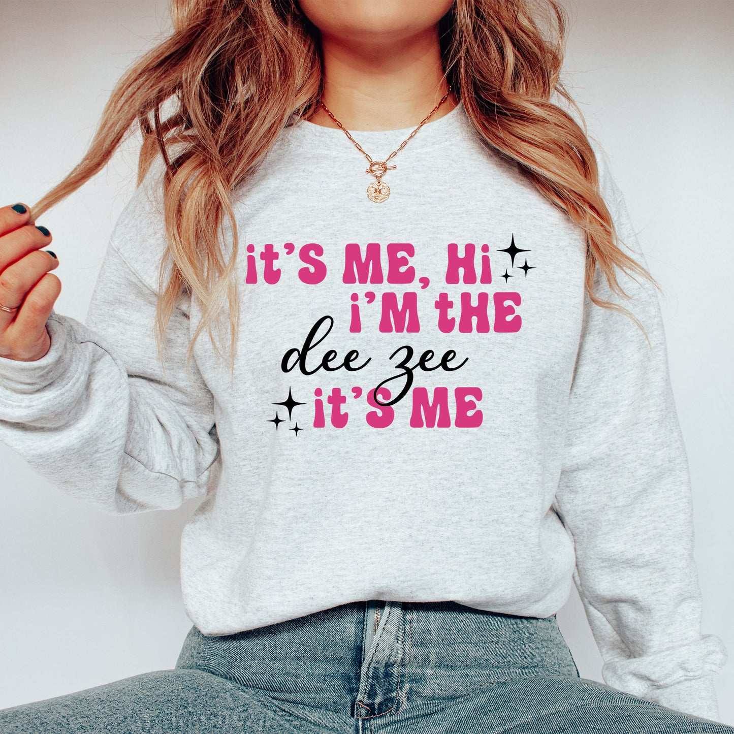 a woman wearing a sweatshirt that says it's me, i'm the