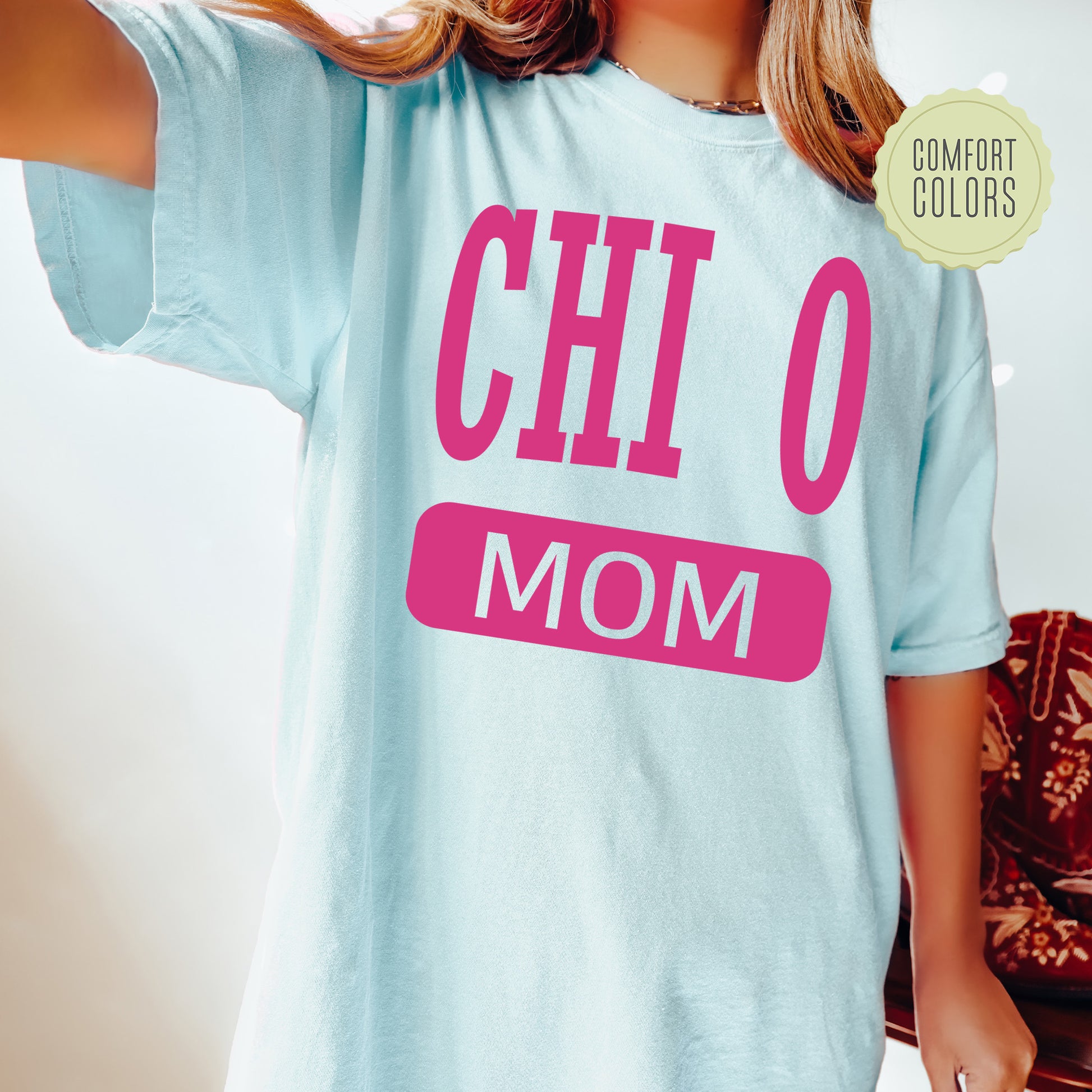 a woman wearing a t - shirt that says chio mom