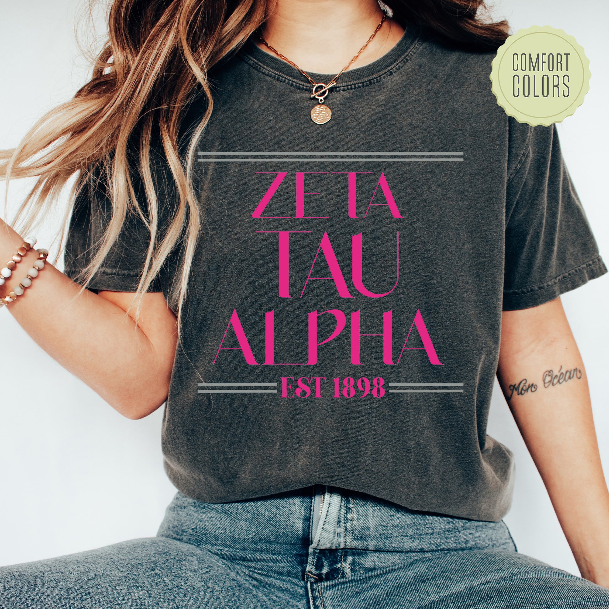 a woman wearing a t - shirt that says zeia tau alpha est 1989