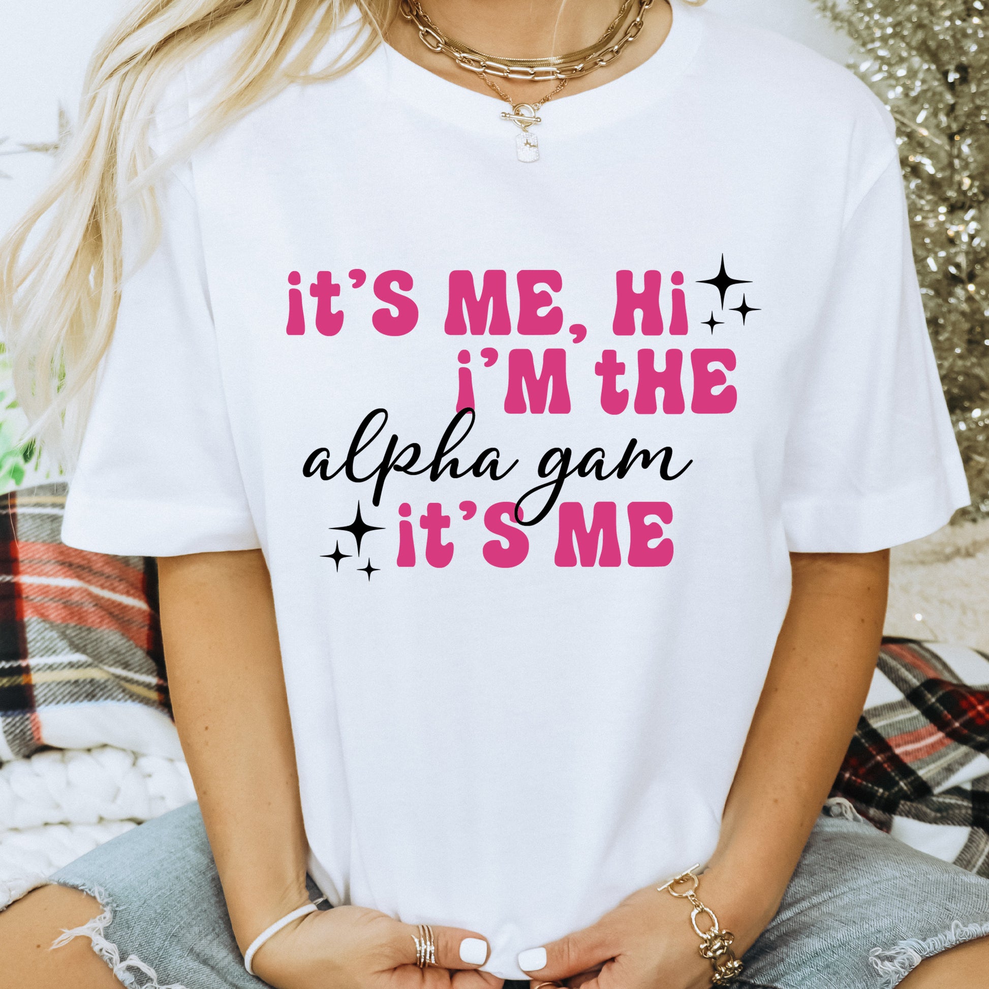 a woman wearing a t - shirt that says it's me, i '