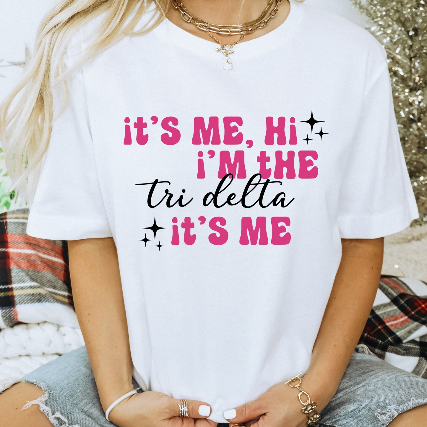 a woman wearing a t - shirt that says it's me, i '