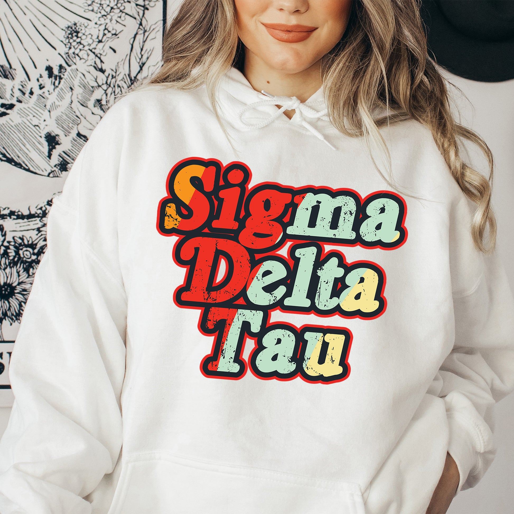 a woman wearing a white hoodie that says sigmama pela talu