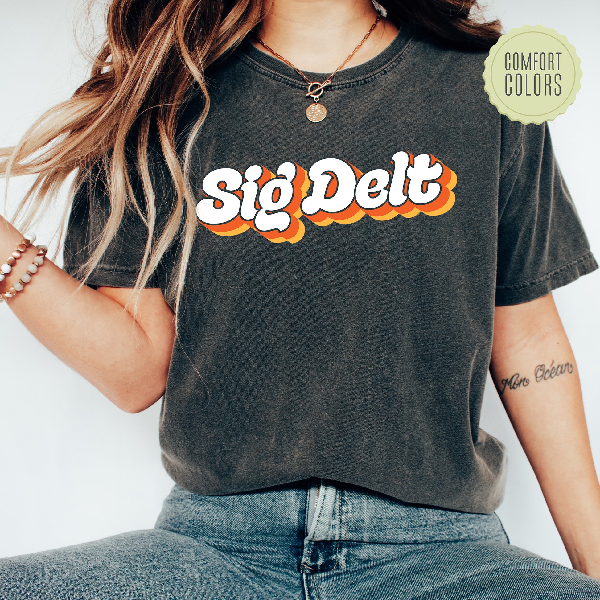 a woman wearing a black shirt with the word sig delt on it