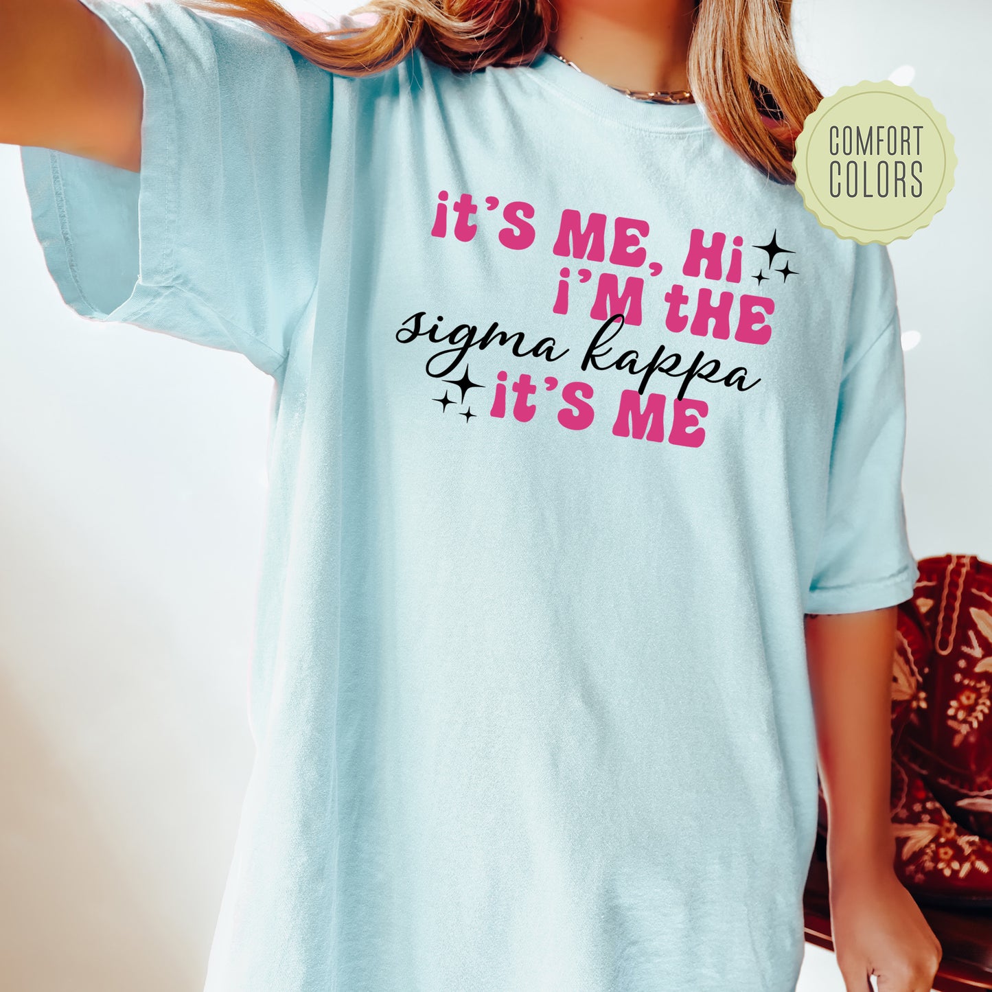 a woman wearing a t - shirt that says it's me, i '