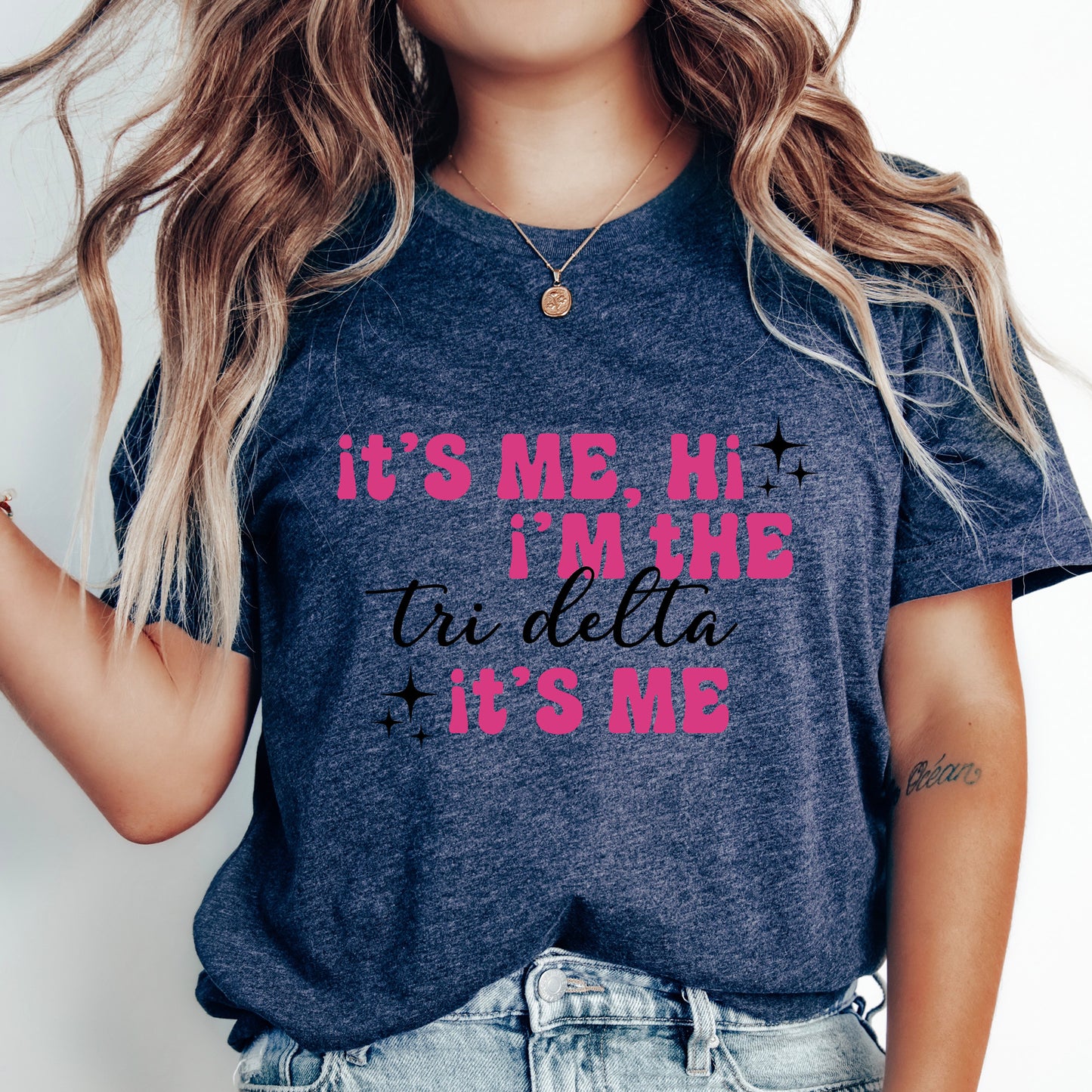 a woman wearing a t - shirt that says it's me, i '