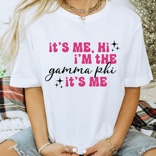 a woman wearing a t - shirt that says it's me, i '