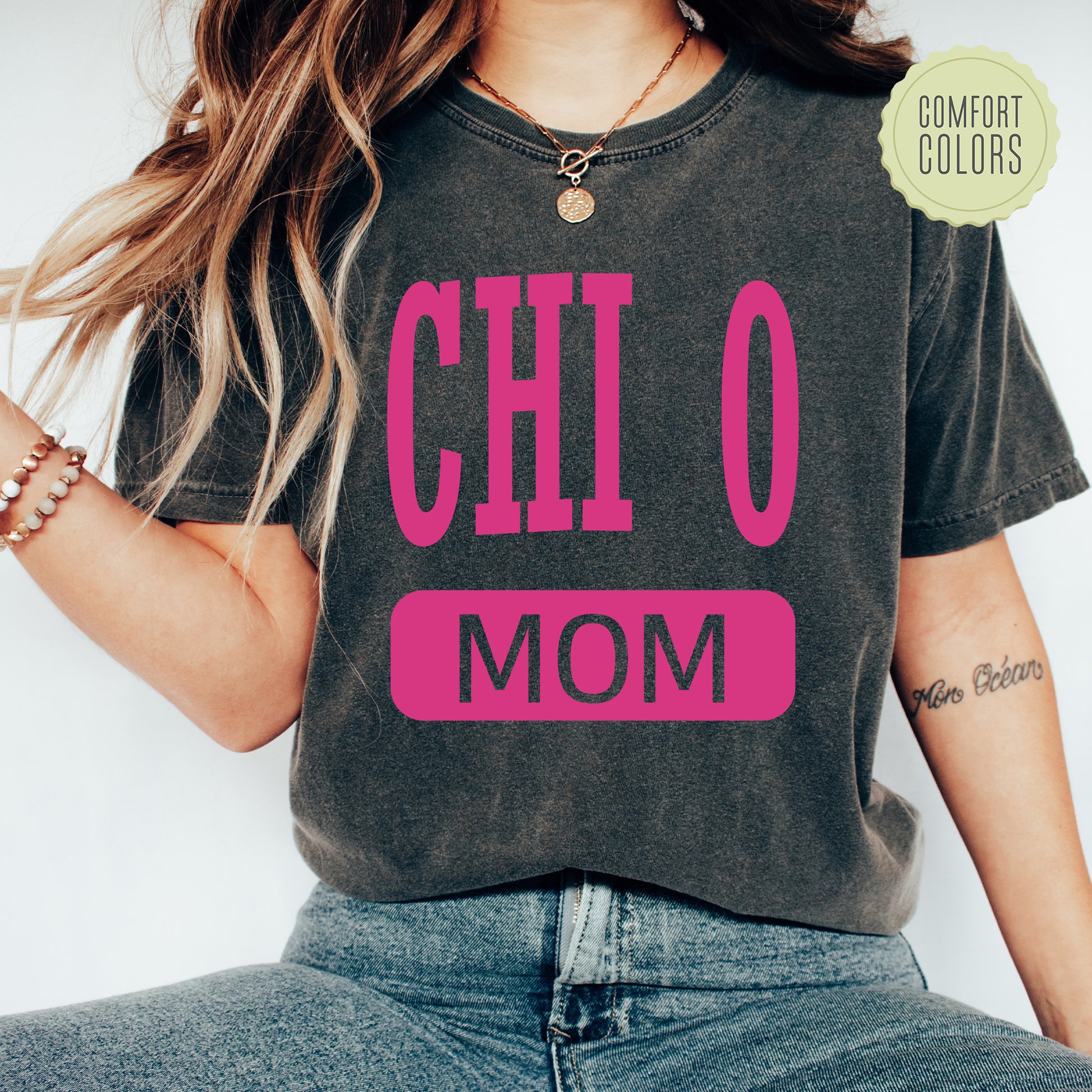 a woman wearing a shirt that says chio mom