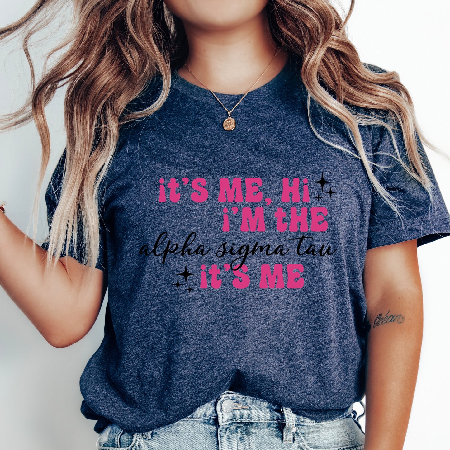 a woman wearing a t - shirt that says it's me, i '