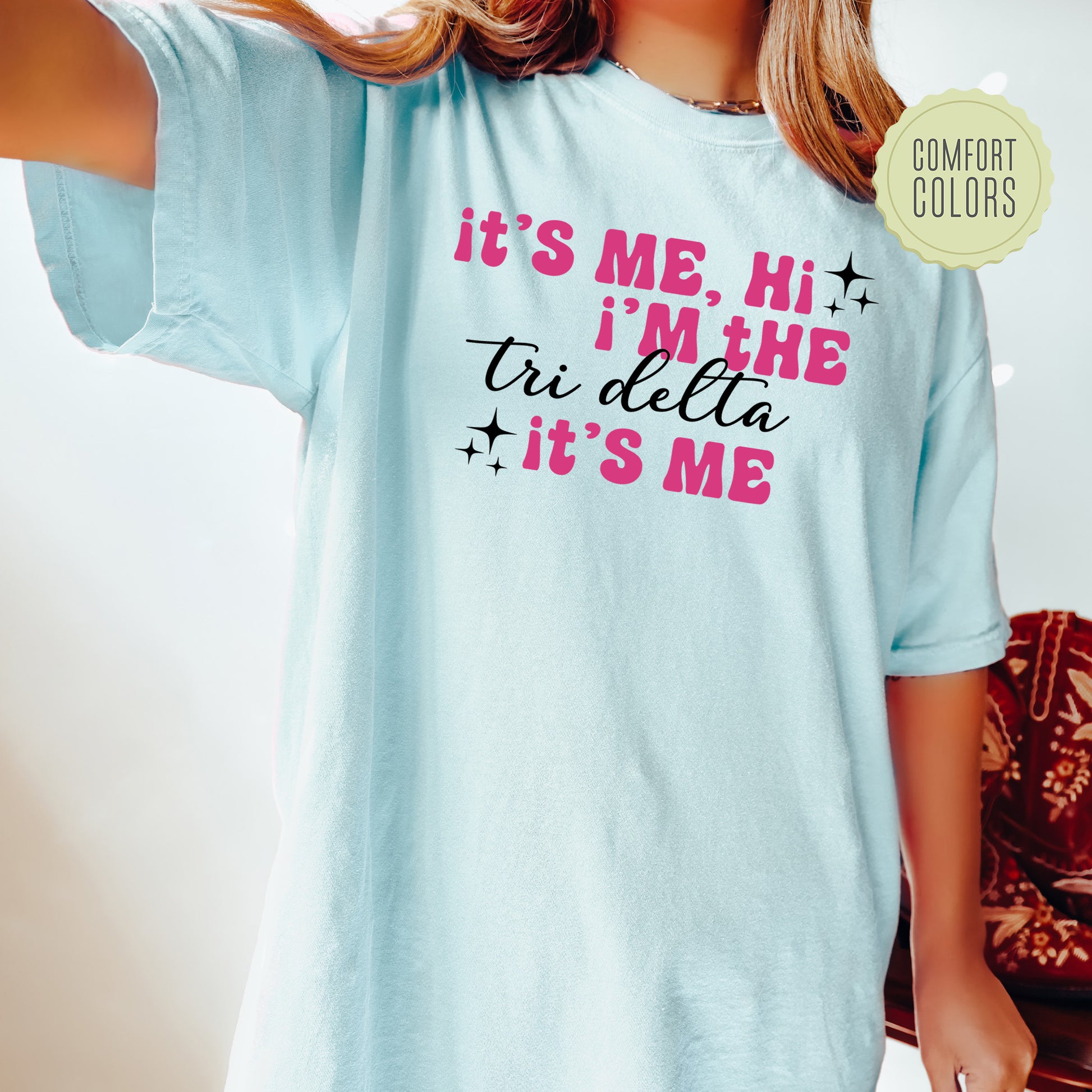 a woman wearing a t - shirt that says it's me, i '