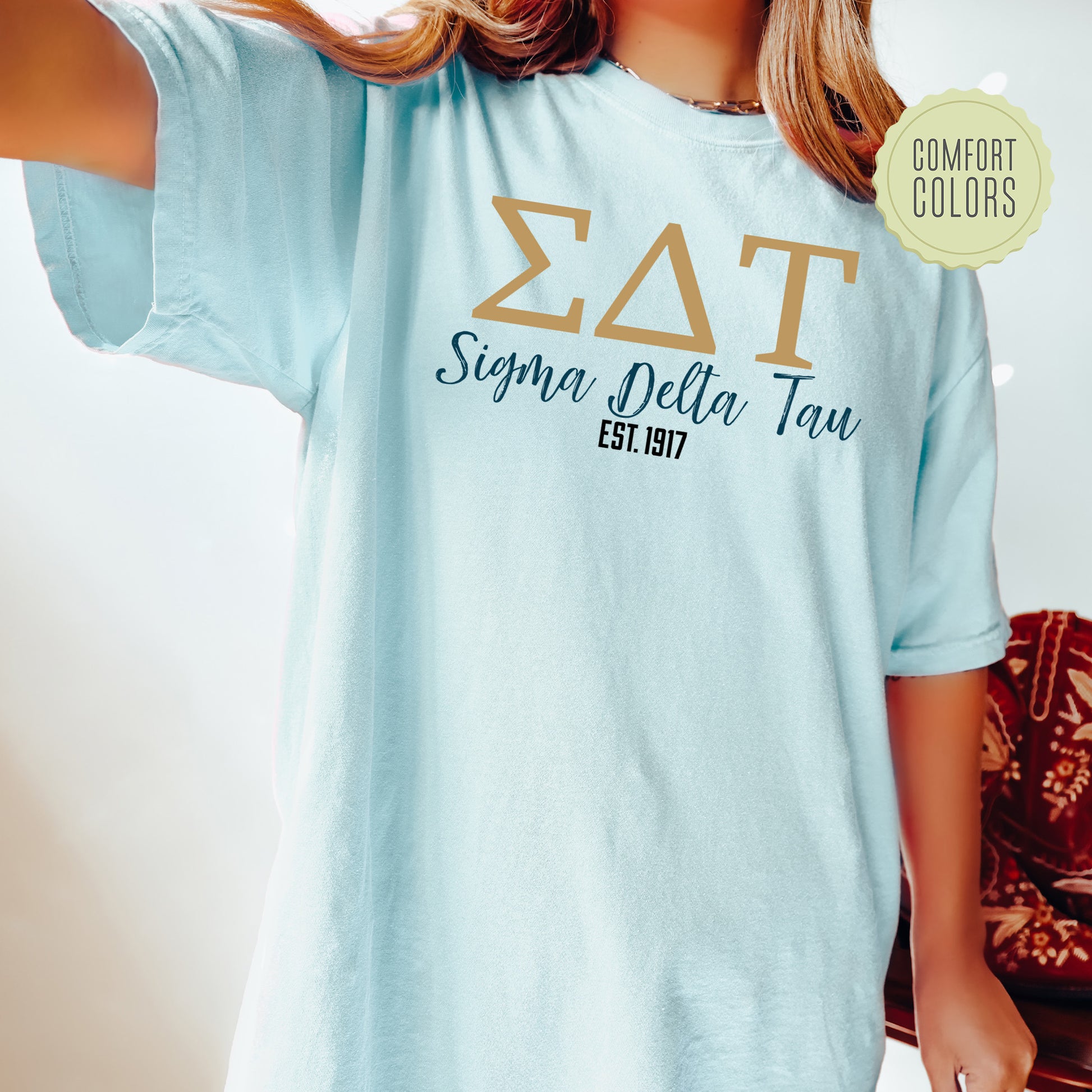 a woman wearing a t - shirt that says zat