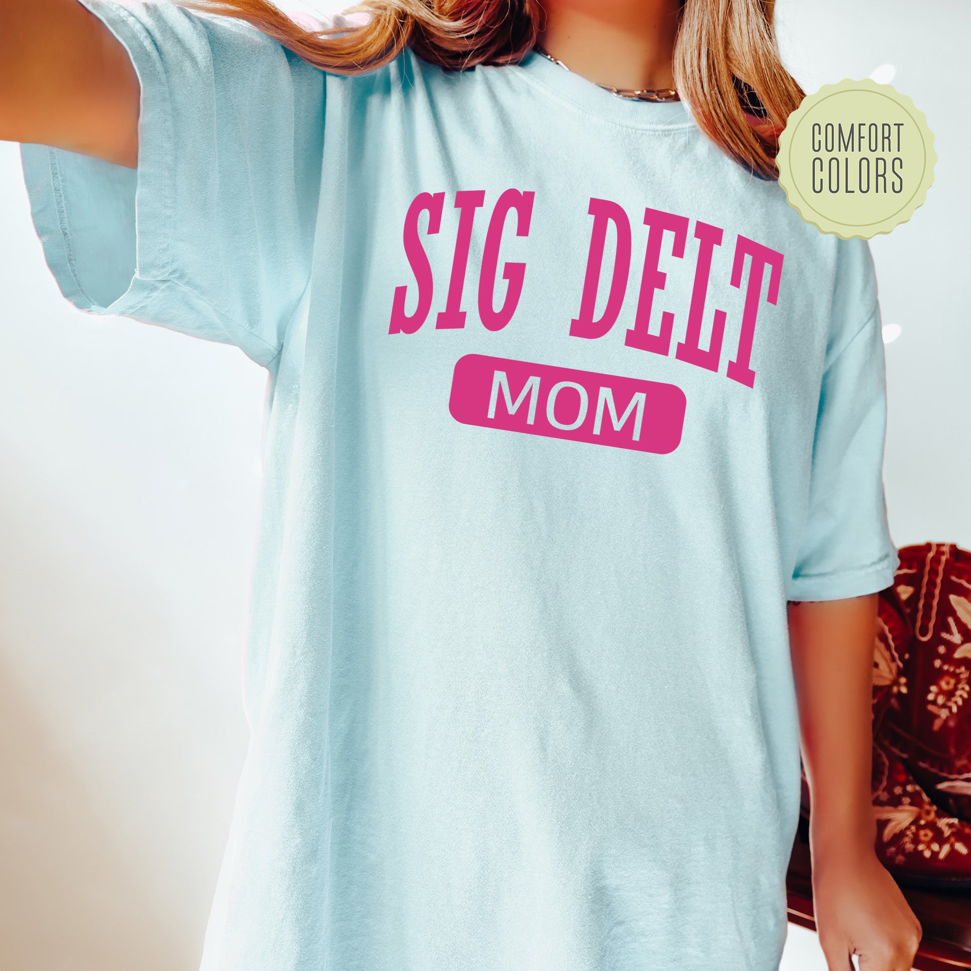 a woman wearing a t - shirt that says, sig delt mom