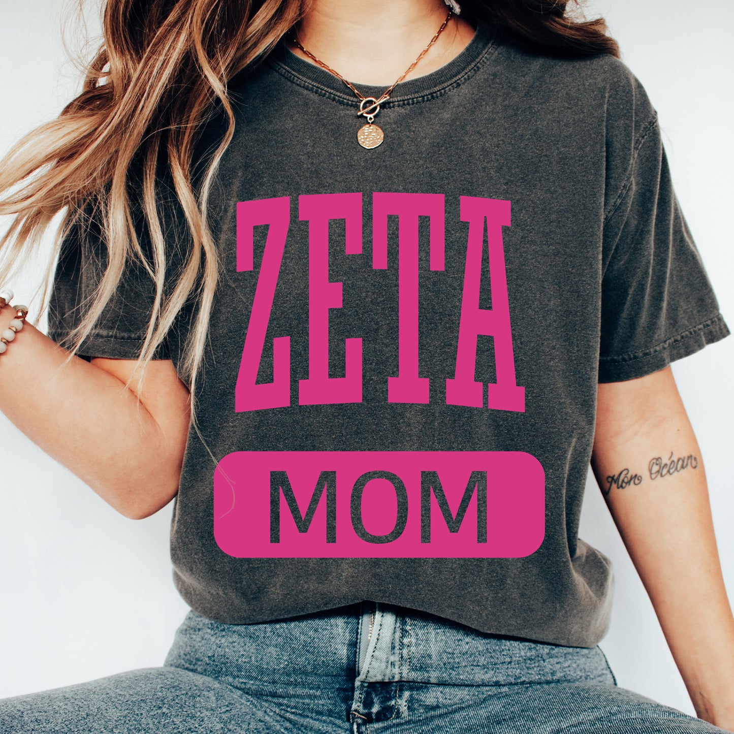 a woman wearing a t - shirt that says zeta mom