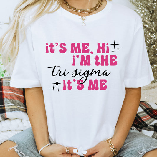 a woman wearing a t - shirt that says it's me, i '