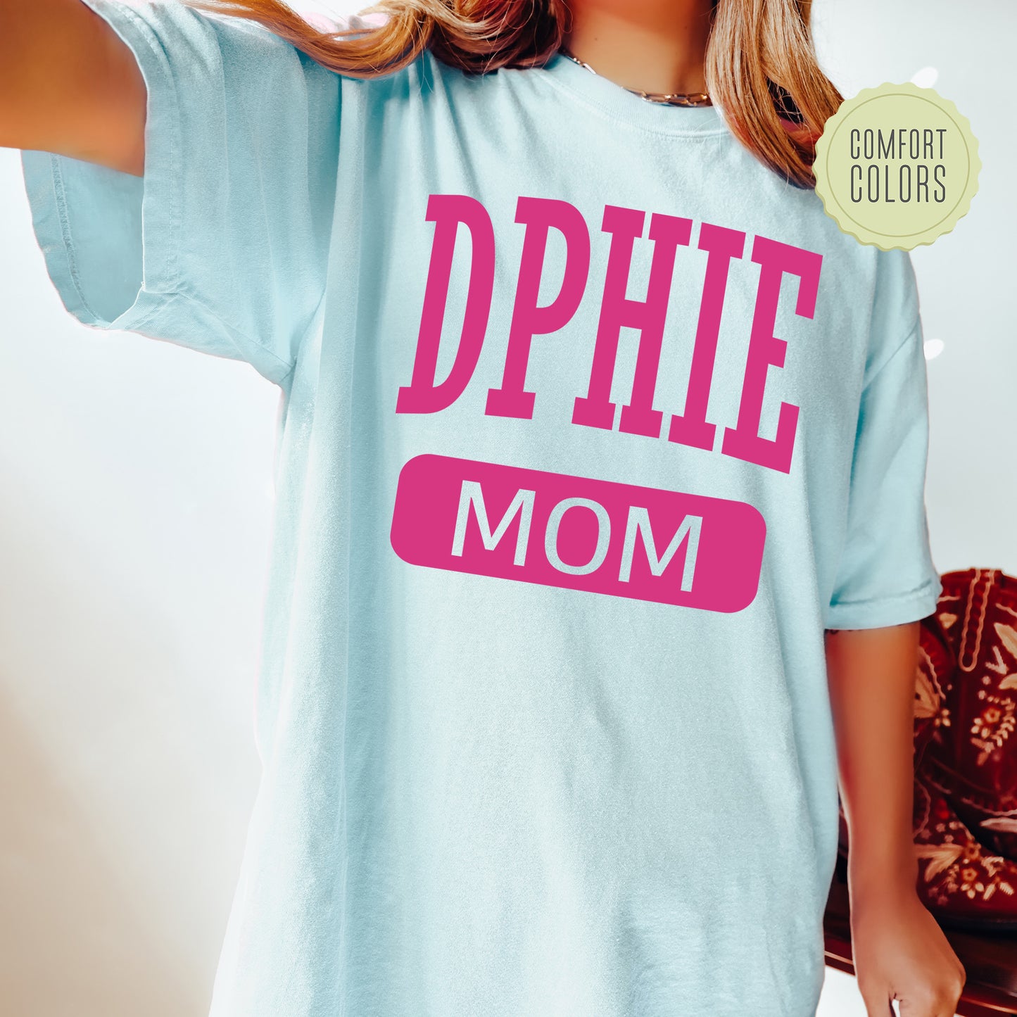 a woman wearing a t - shirt that says dppie mom