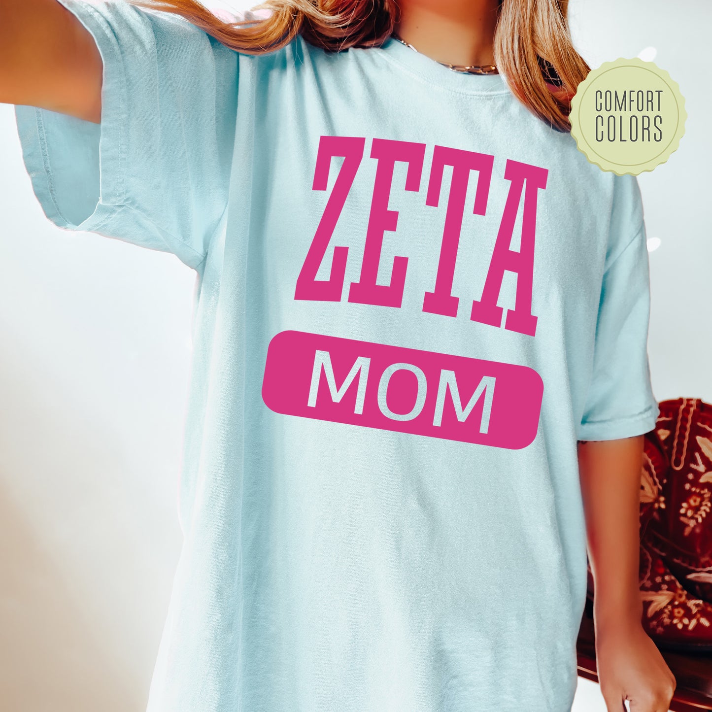 a woman wearing a t - shirt that says zetta mom