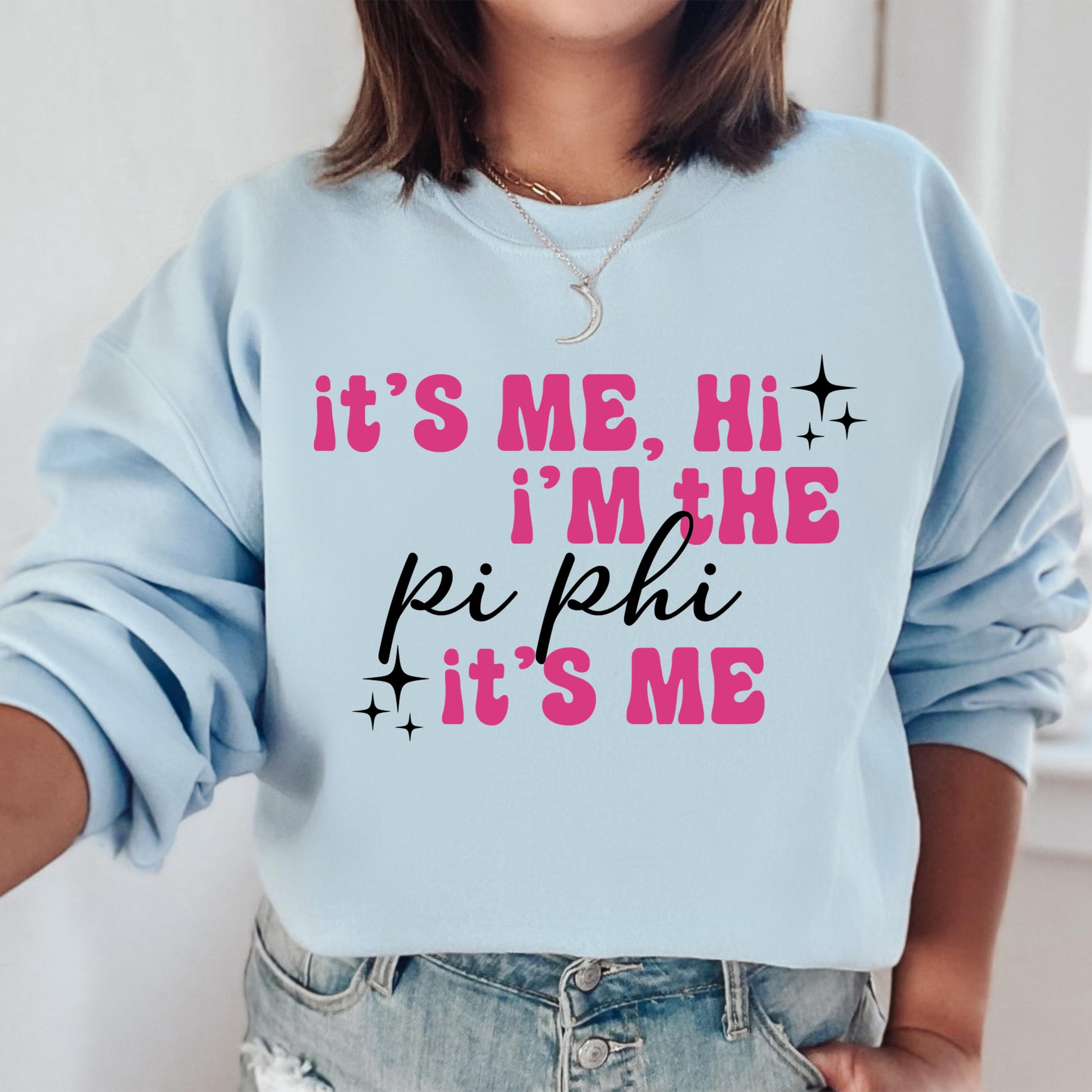 a woman wearing a sweatshirt that says it's me, i'm the