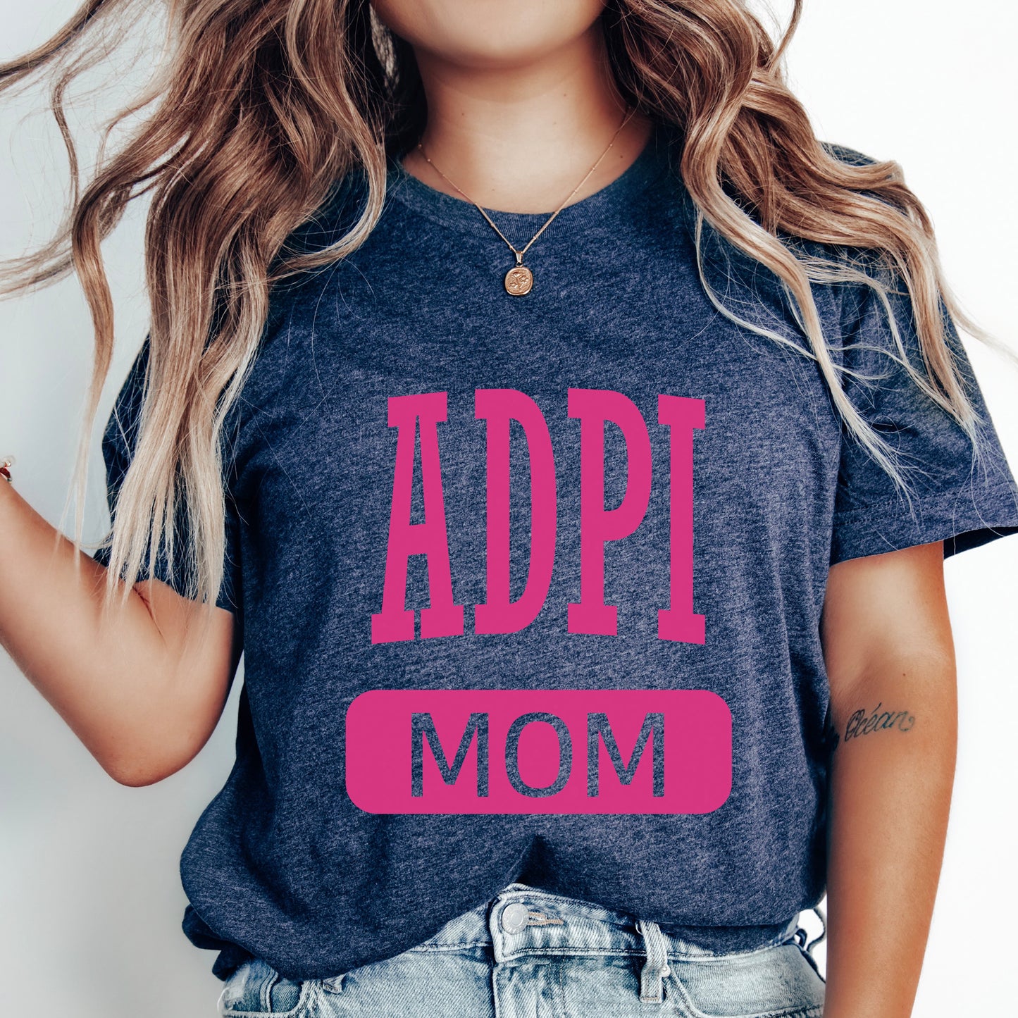 a woman wearing a t - shirt that says appi mom