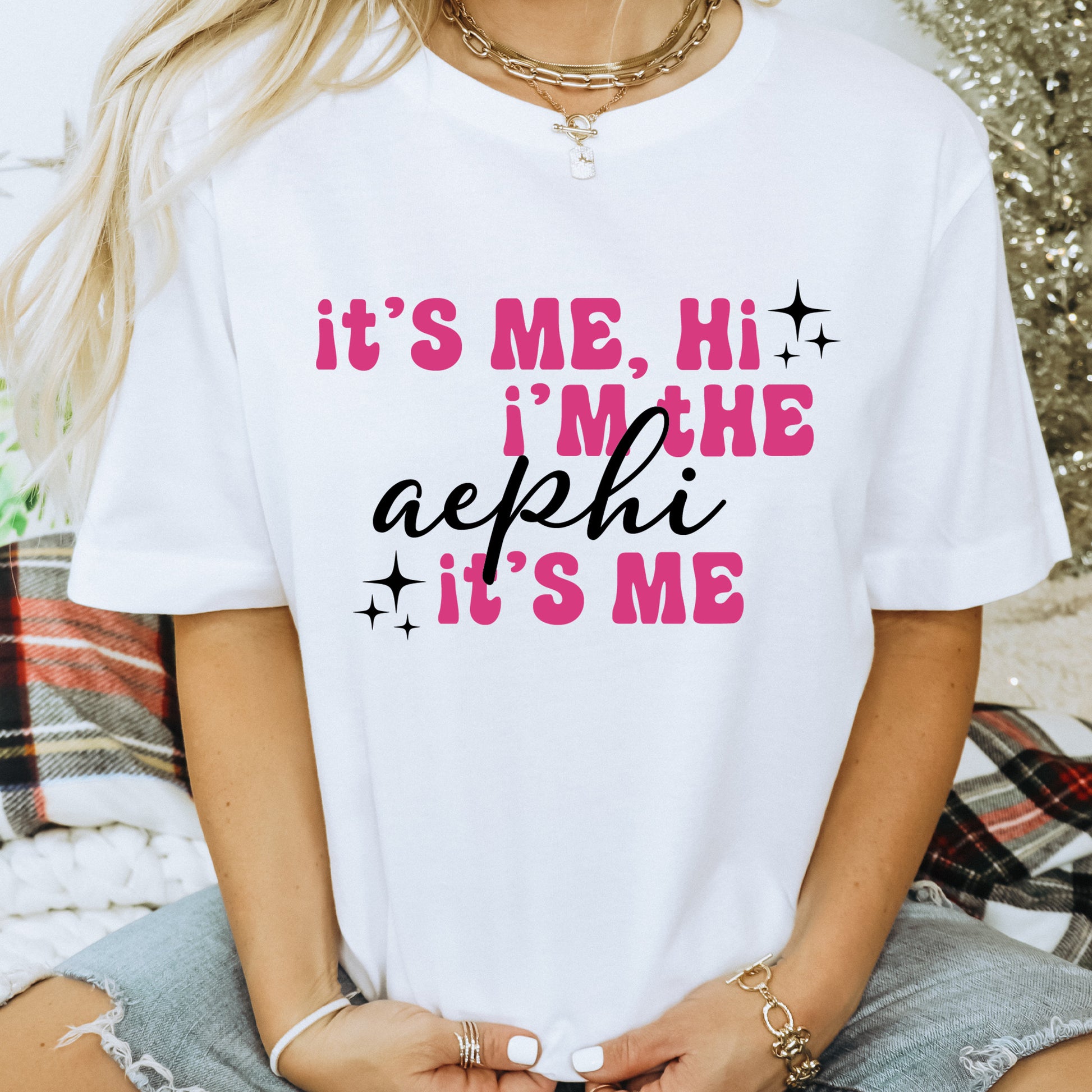 a woman wearing a t - shirt that says it's me, he '