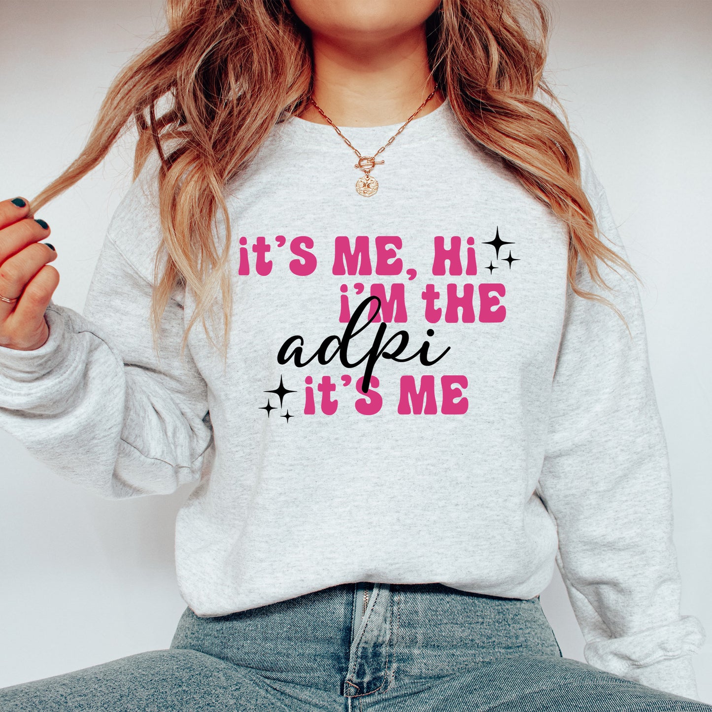 a woman wearing a sweatshirt that says it's me, i'm the
