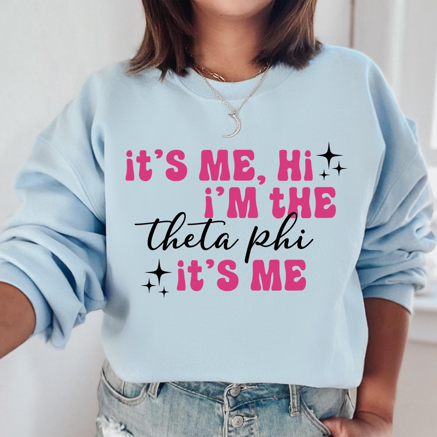 a woman wearing a sweatshirt that says it's me, i'm the