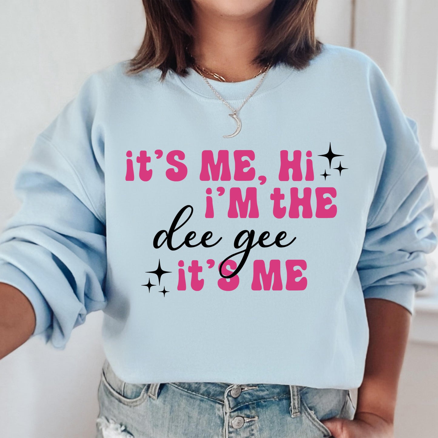 a woman wearing a sweatshirt that says it's me, i'm the