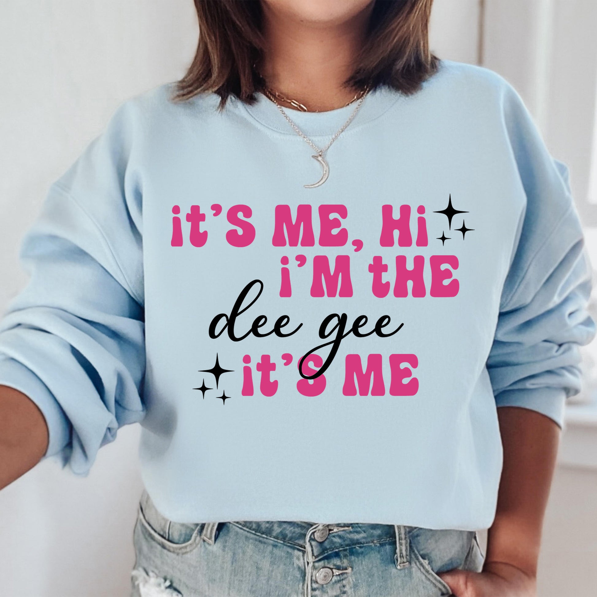a woman wearing a sweatshirt that says it's me, i'm the