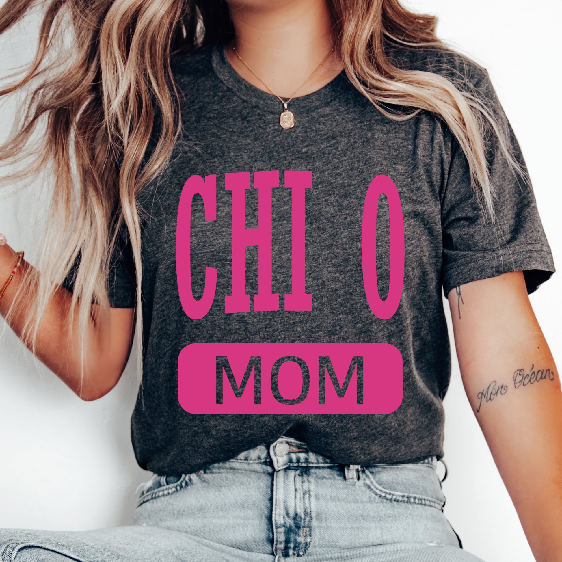 a woman wearing a t - shirt that says chilo mom
