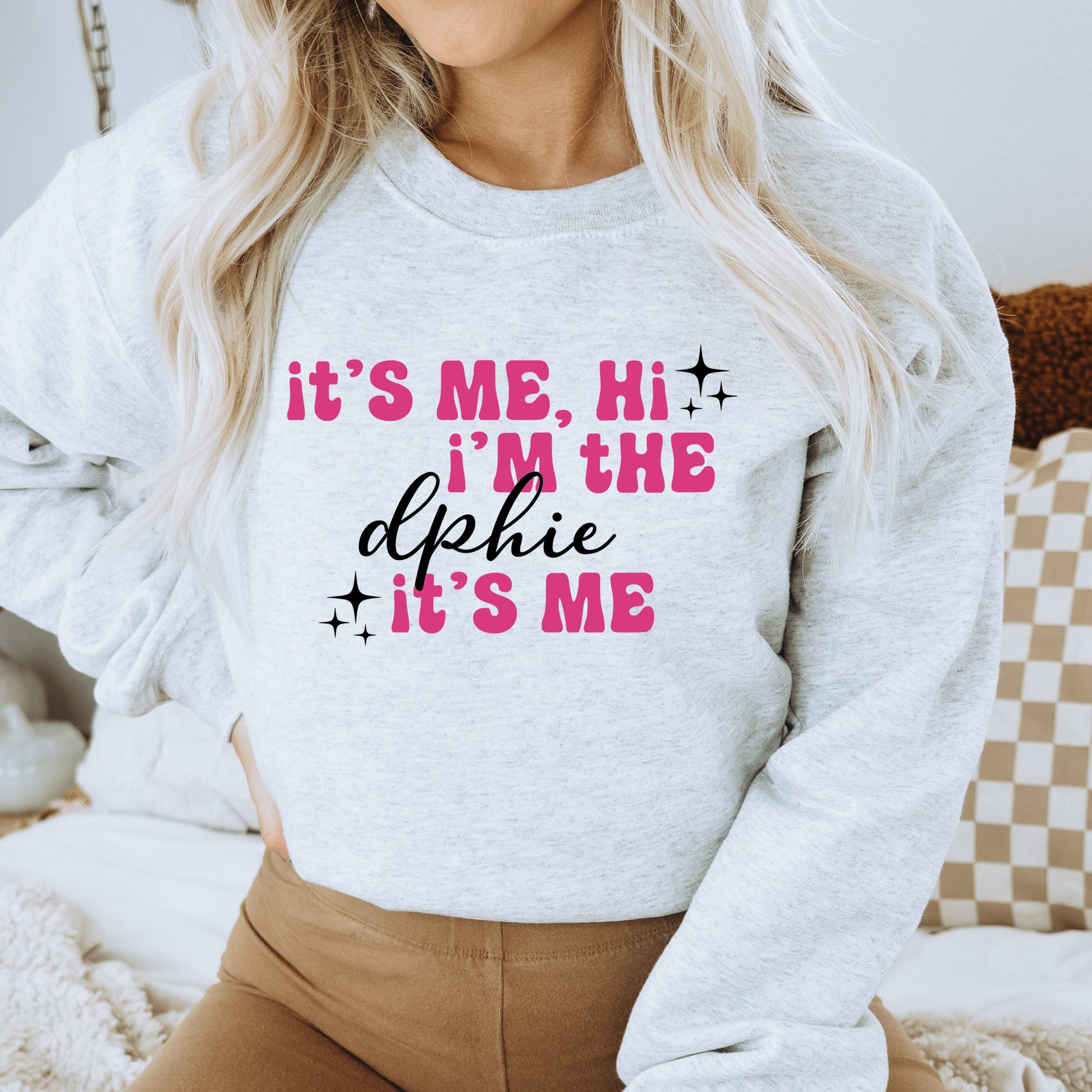 a woman wearing a sweatshirt that says it's me, i'm the