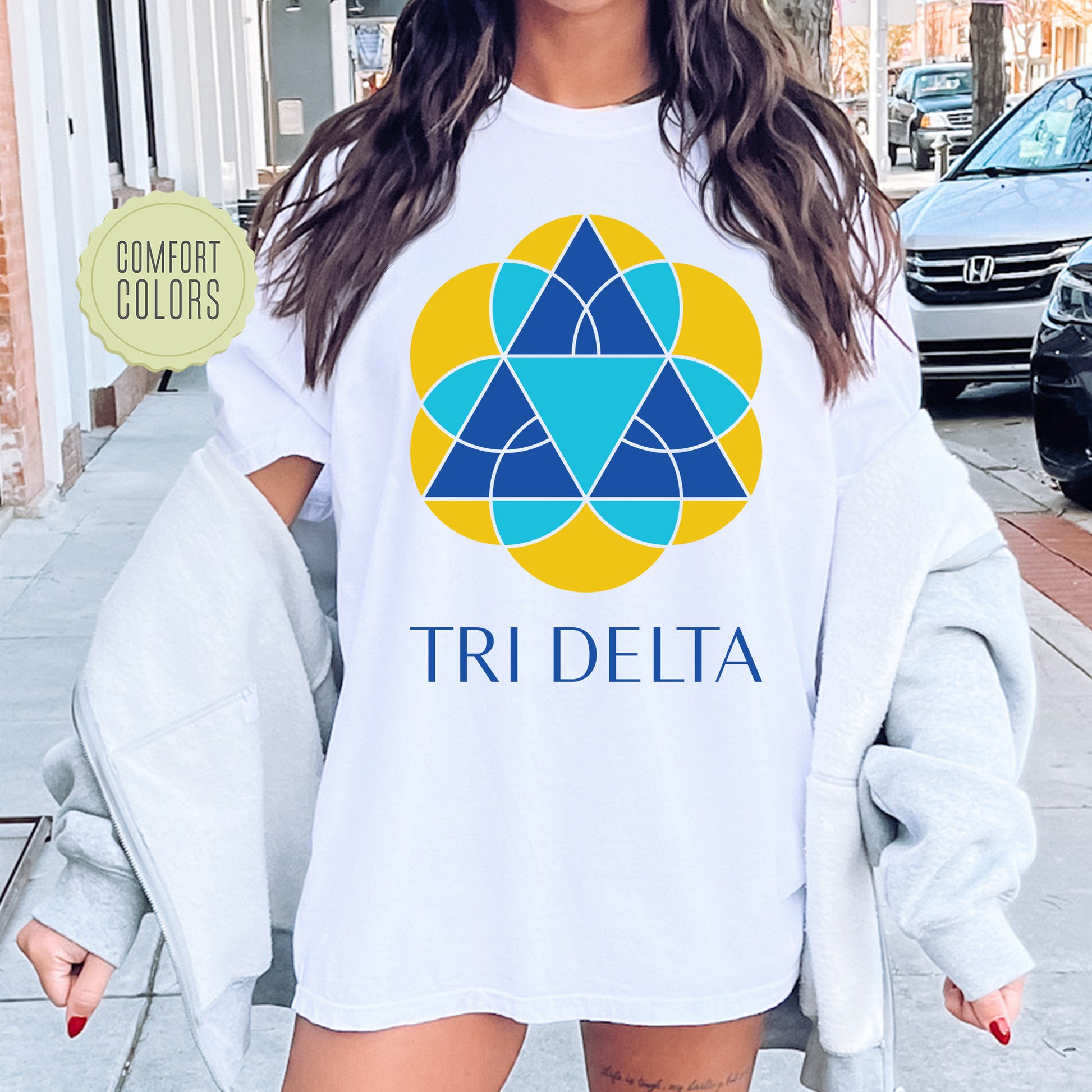 a woman wearing a t - shirt that says tri delta