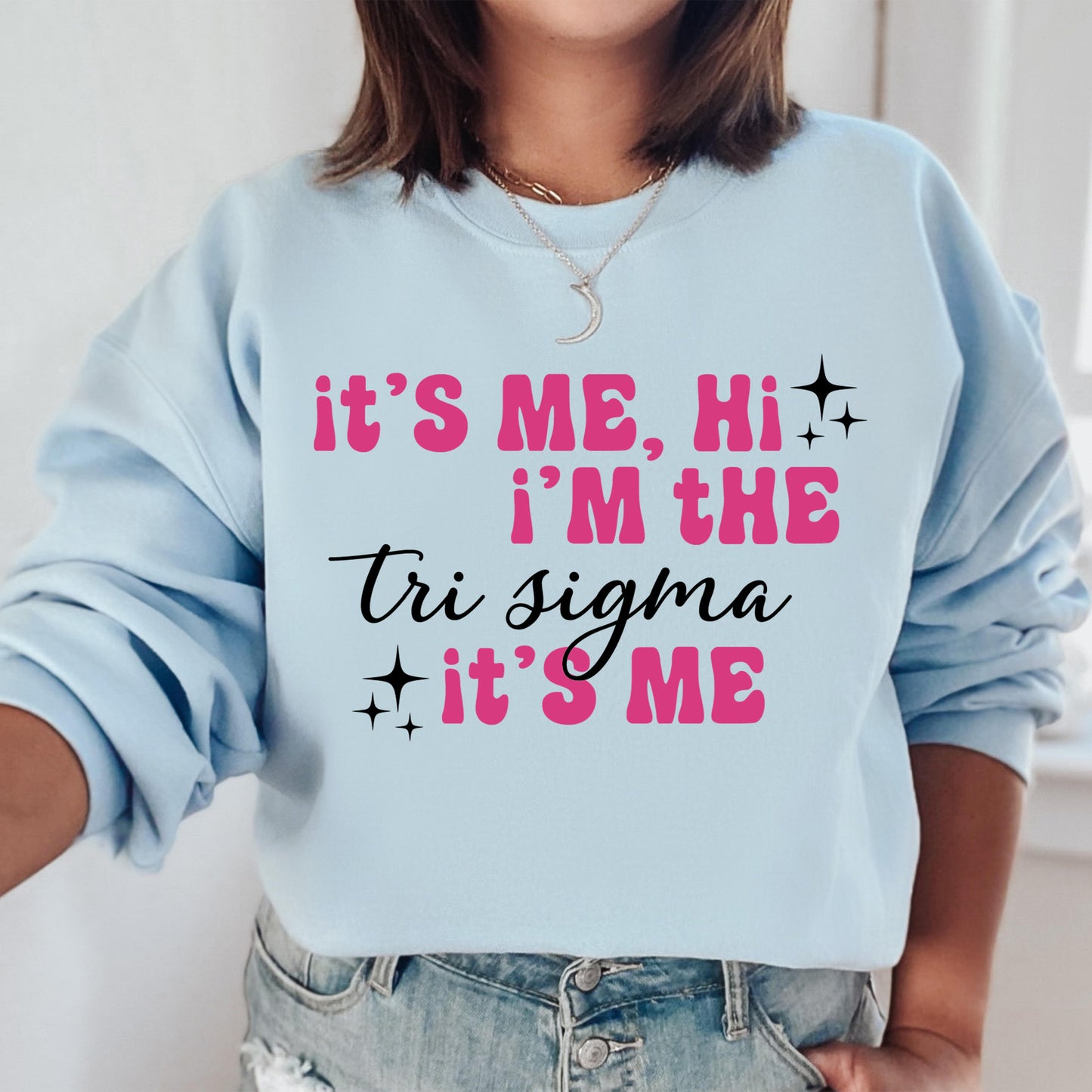 a woman wearing a sweatshirt that says it's me, i'm the