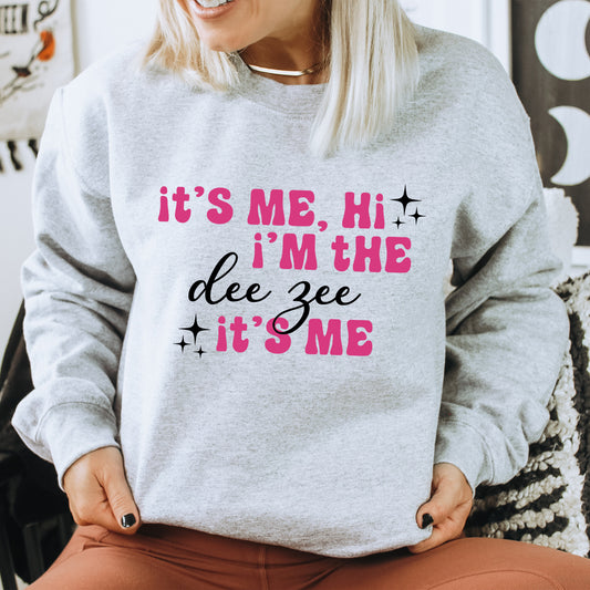 a woman wearing a sweatshirt that says it's me, i'm the