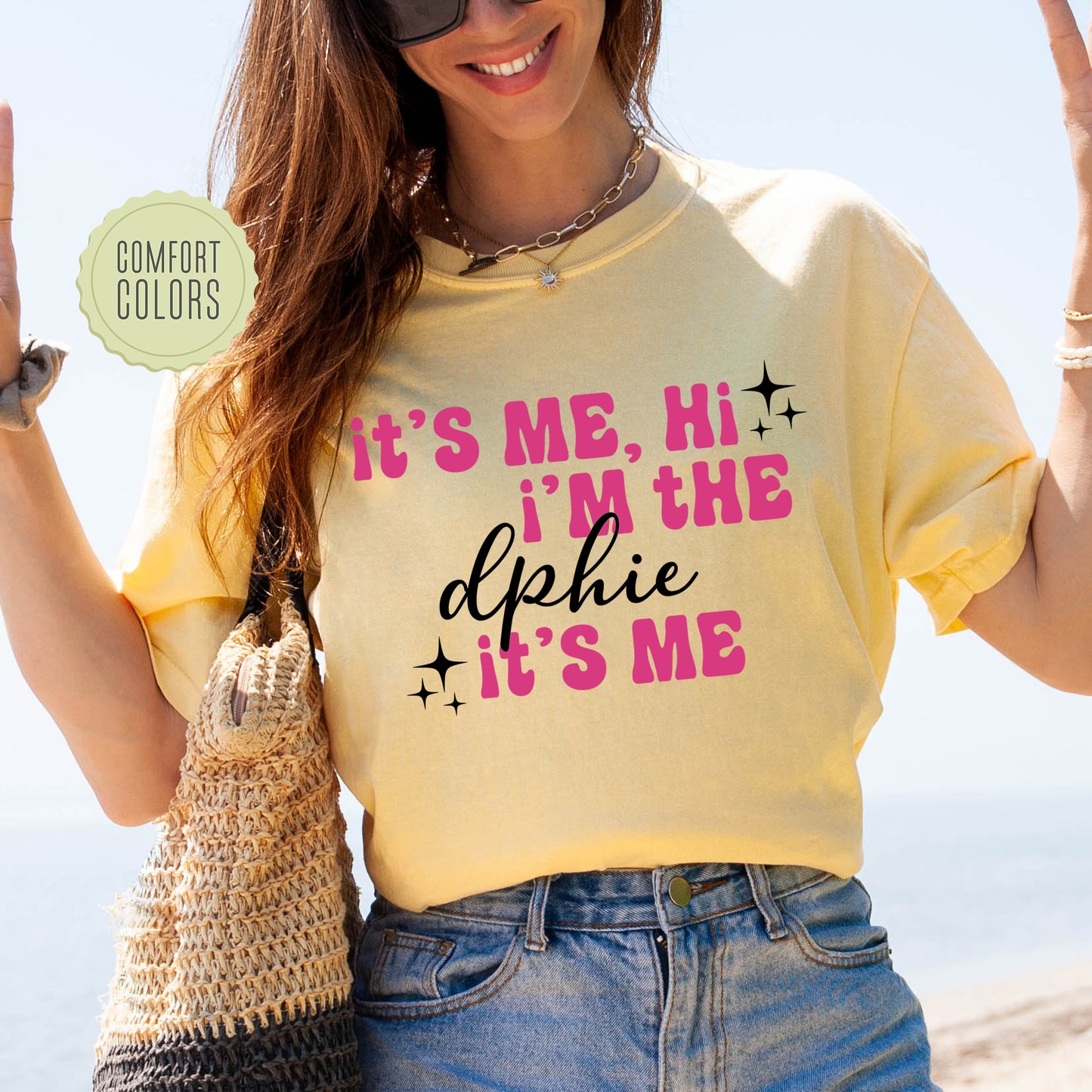 a woman wearing a t - shirt that says it's me, i '