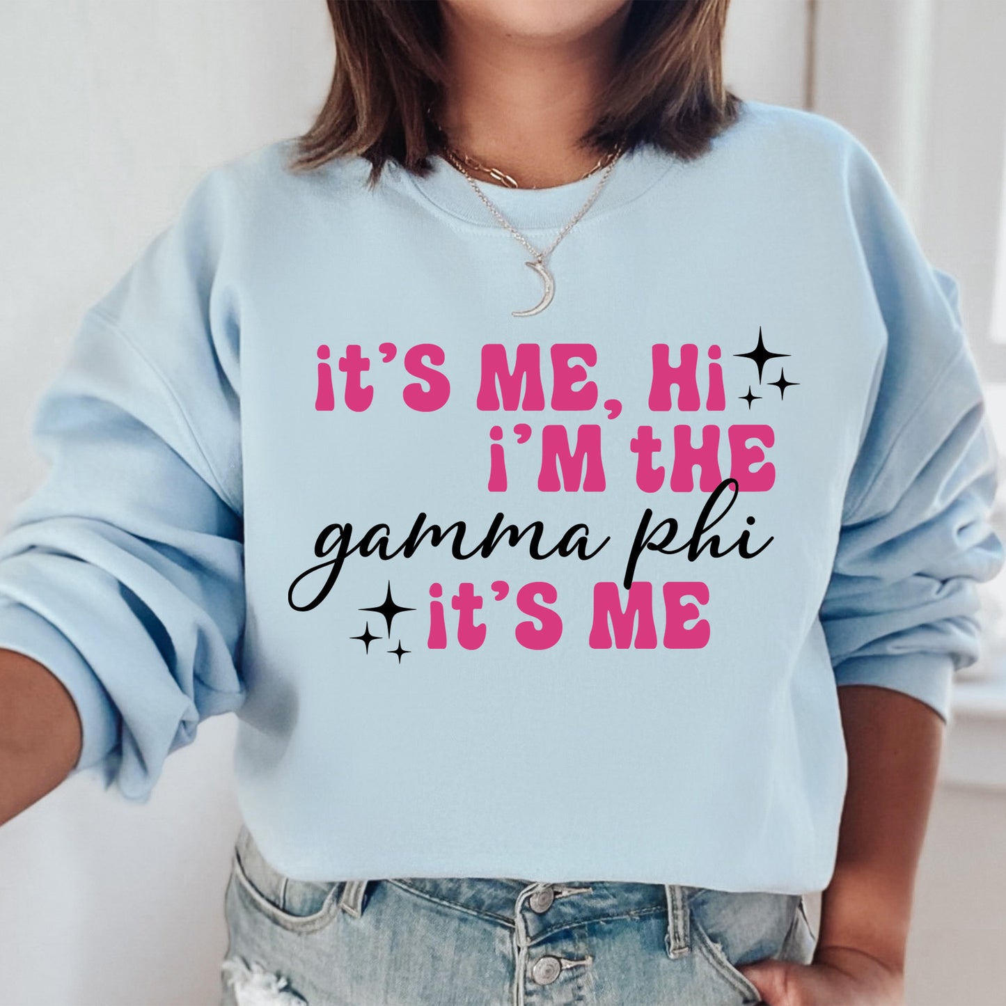 a woman wearing a sweatshirt that says it's me, i'm the