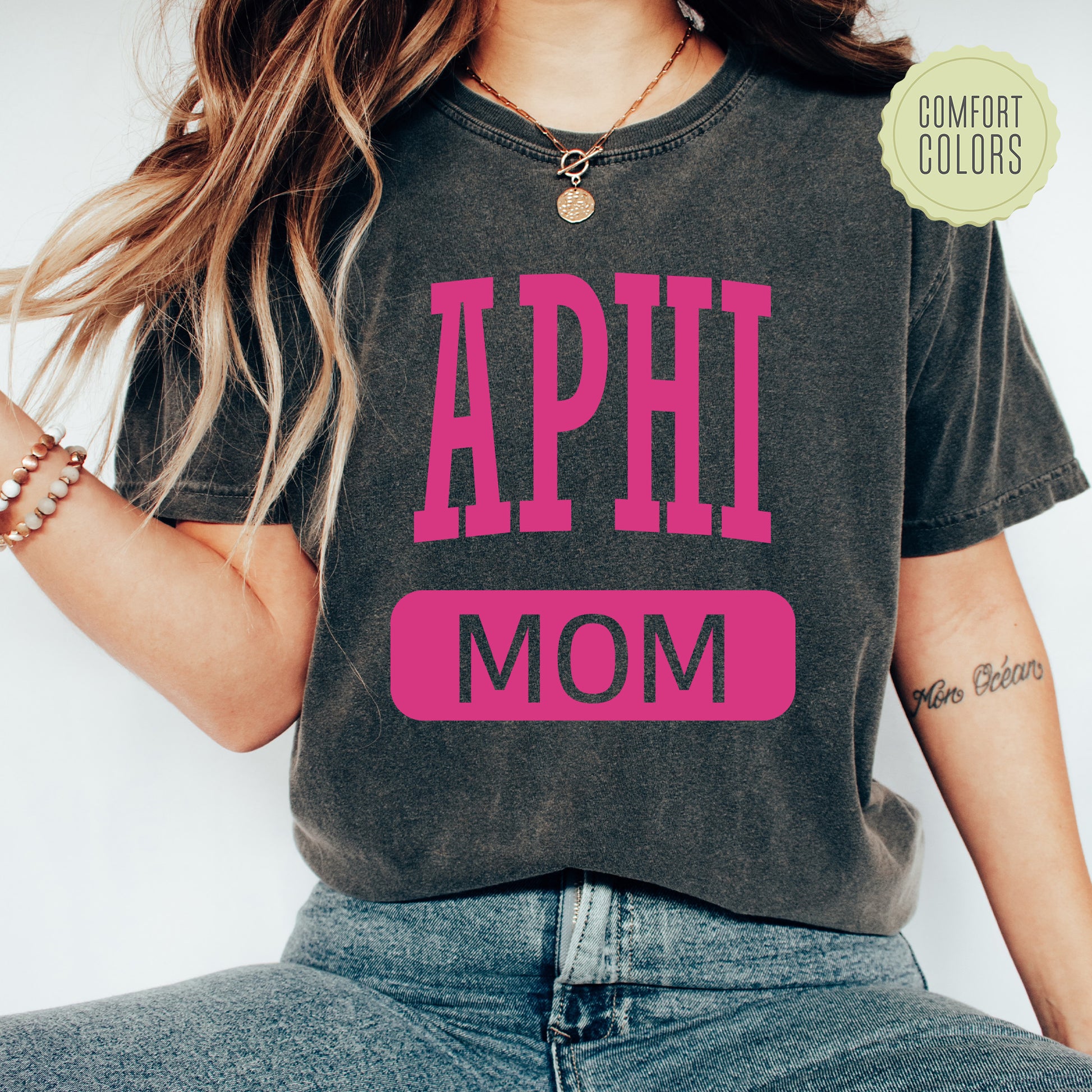 a woman wearing a shirt that says aphi mom