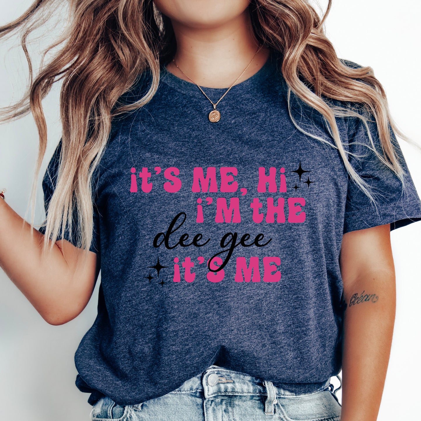 a woman wearing a t - shirt that says it's me, i '