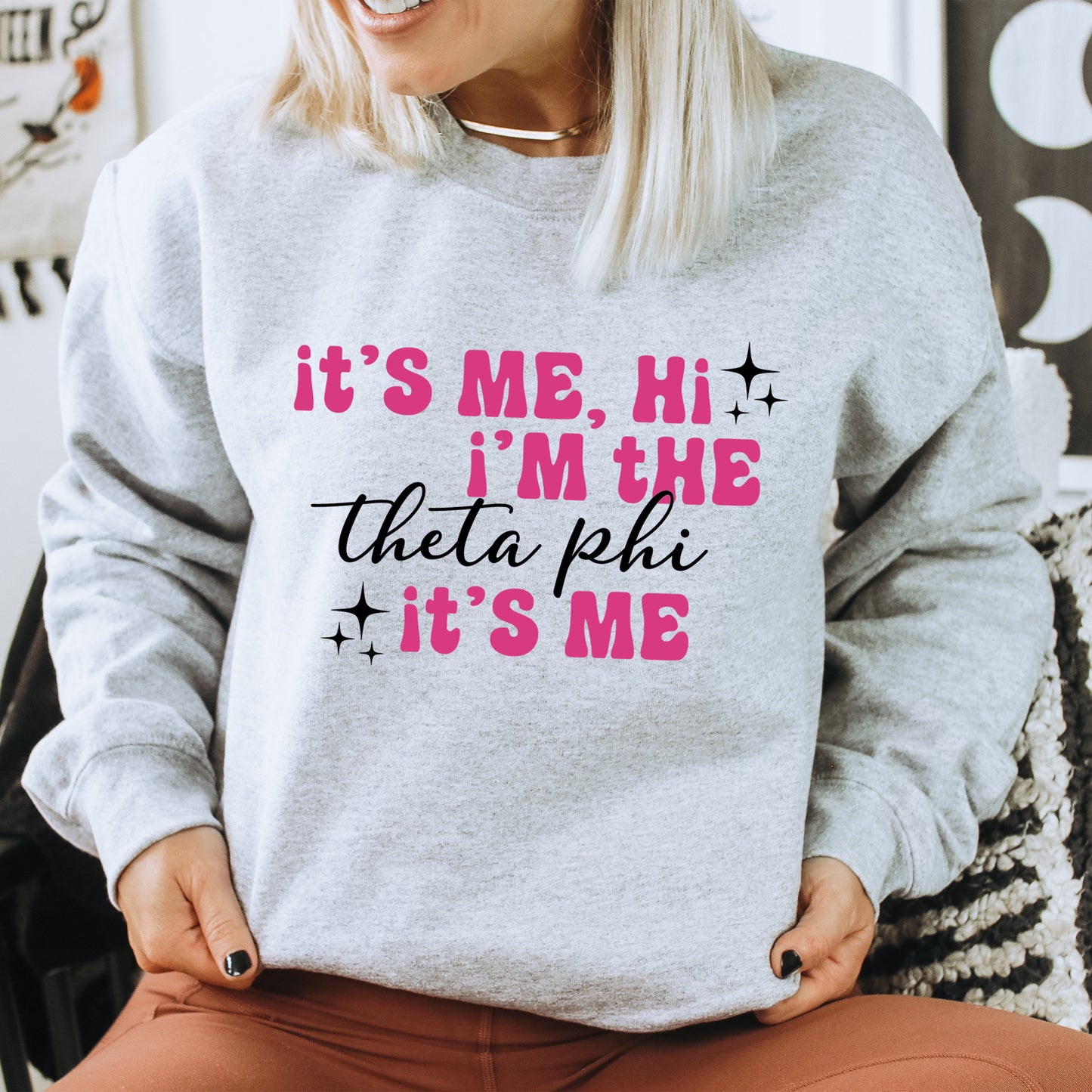 a woman wearing a sweatshirt that says it's me, i'm the