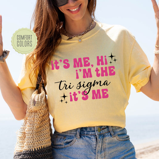 a woman wearing a t - shirt that says it's me, i '