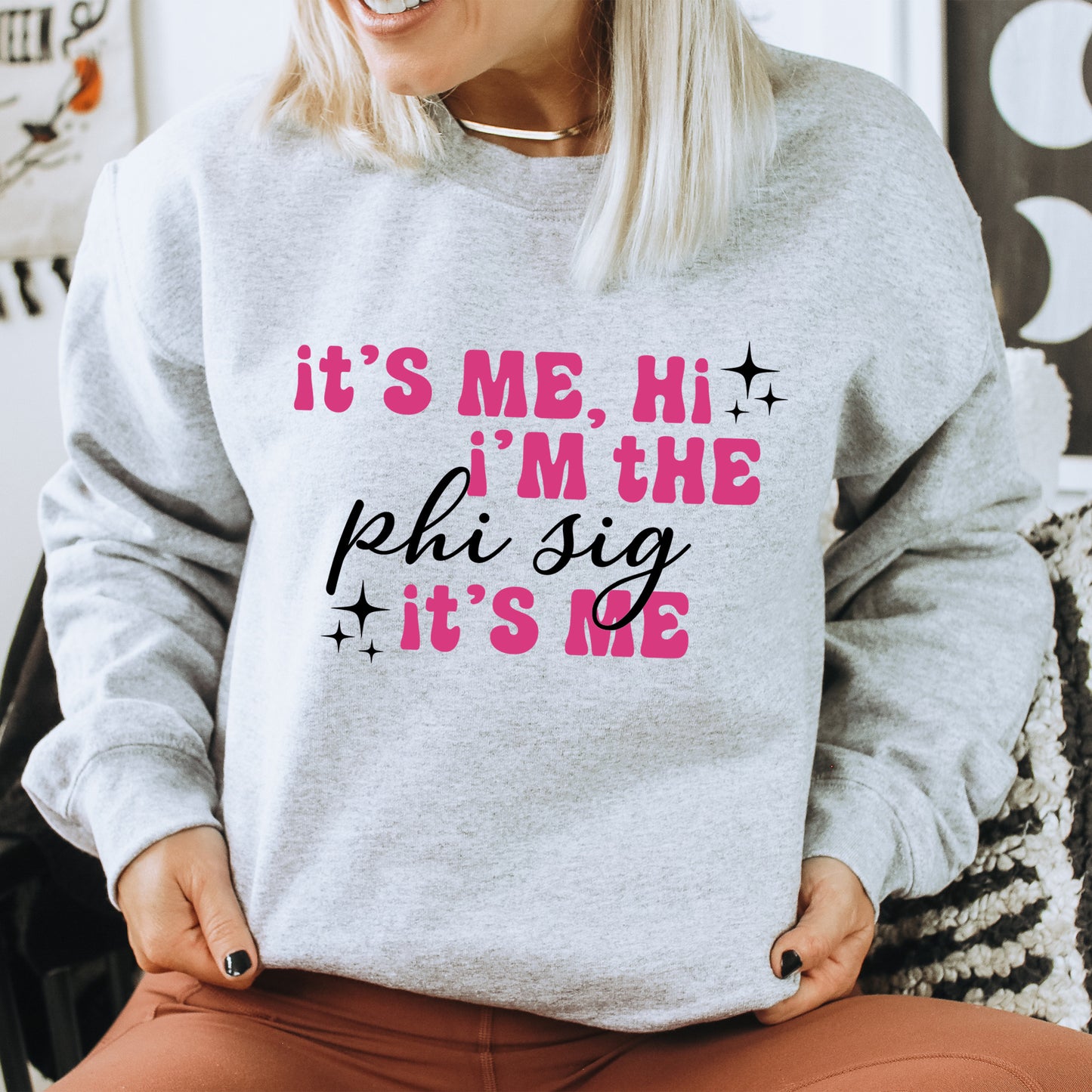 a woman wearing a sweatshirt that says it's me, i'm the