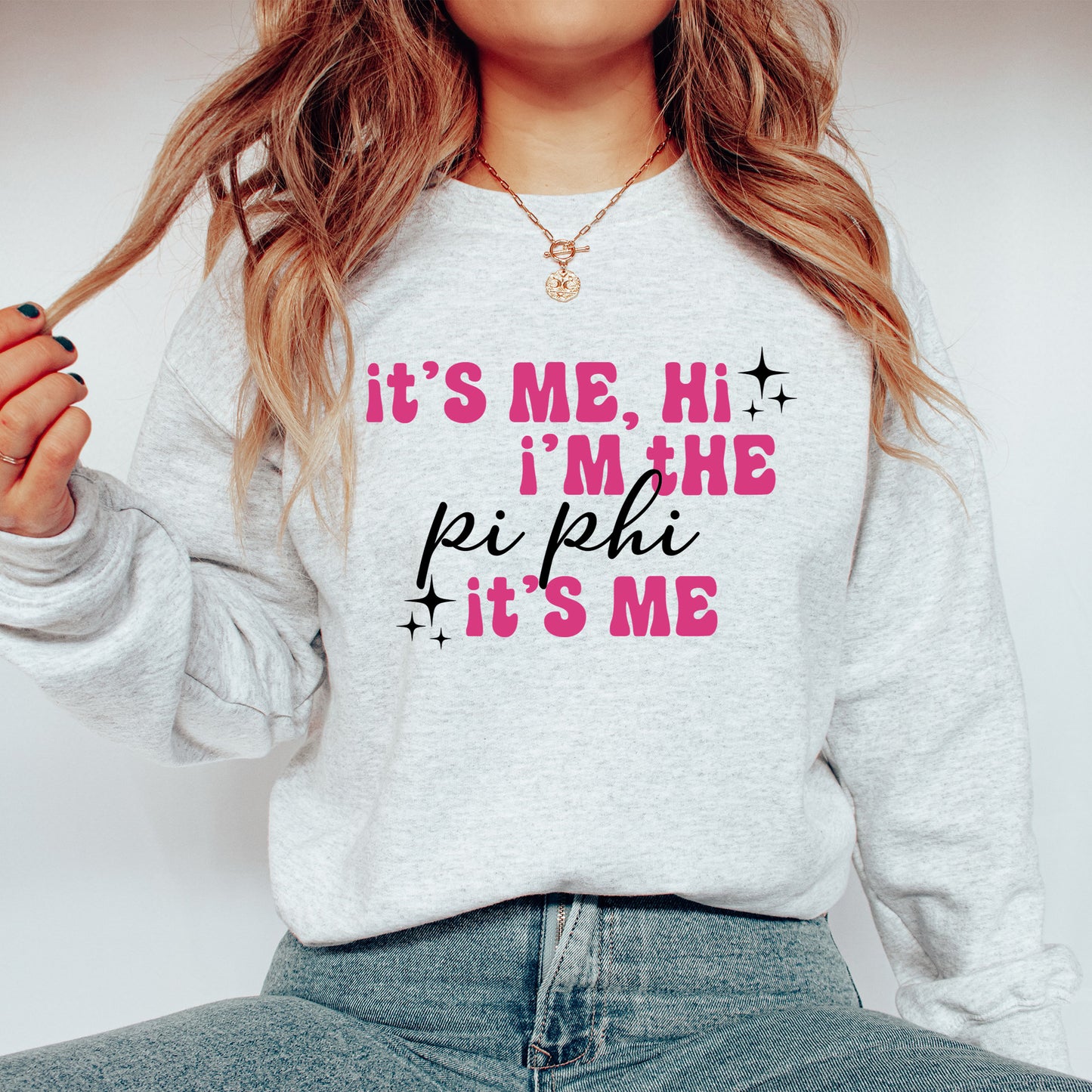 a woman wearing a sweatshirt that says it's me, i'm the