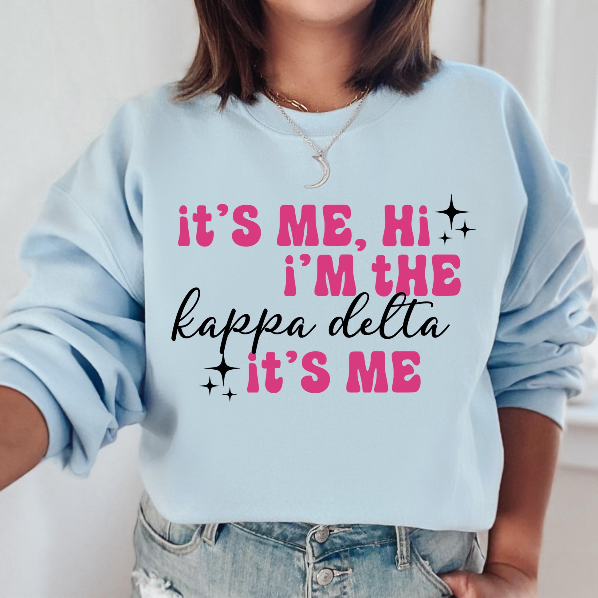 a woman wearing a sweatshirt that says it's me, i'm the